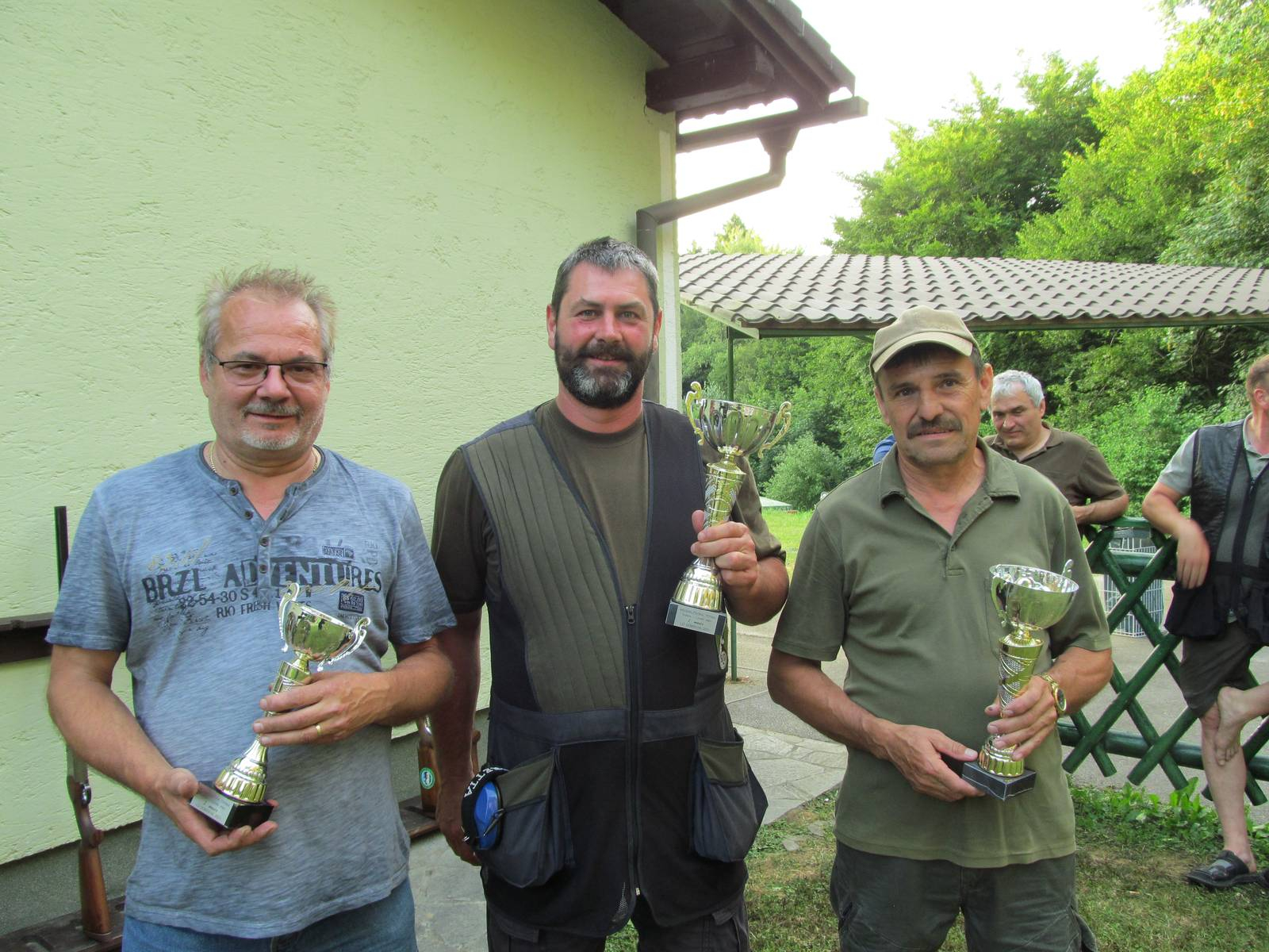 Damijan Vnuk (v sredini)  je dobitnik pokala držvnosti v Dobravi. Foto: Marjan Toš
