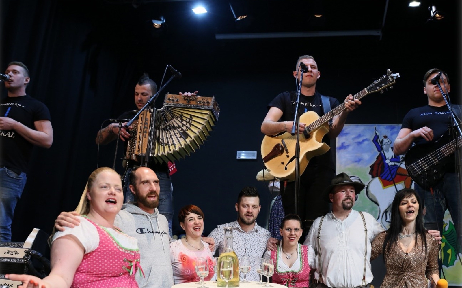 Utrinek iz ene od preteklih prireditev, na fotografiji so Razigrani fantje in krikarji Jasmina, Rok, Monika, Uroš, Tamara, Marko in Tatjana. Foto: arhiv Folklorne skupine Jurovčan