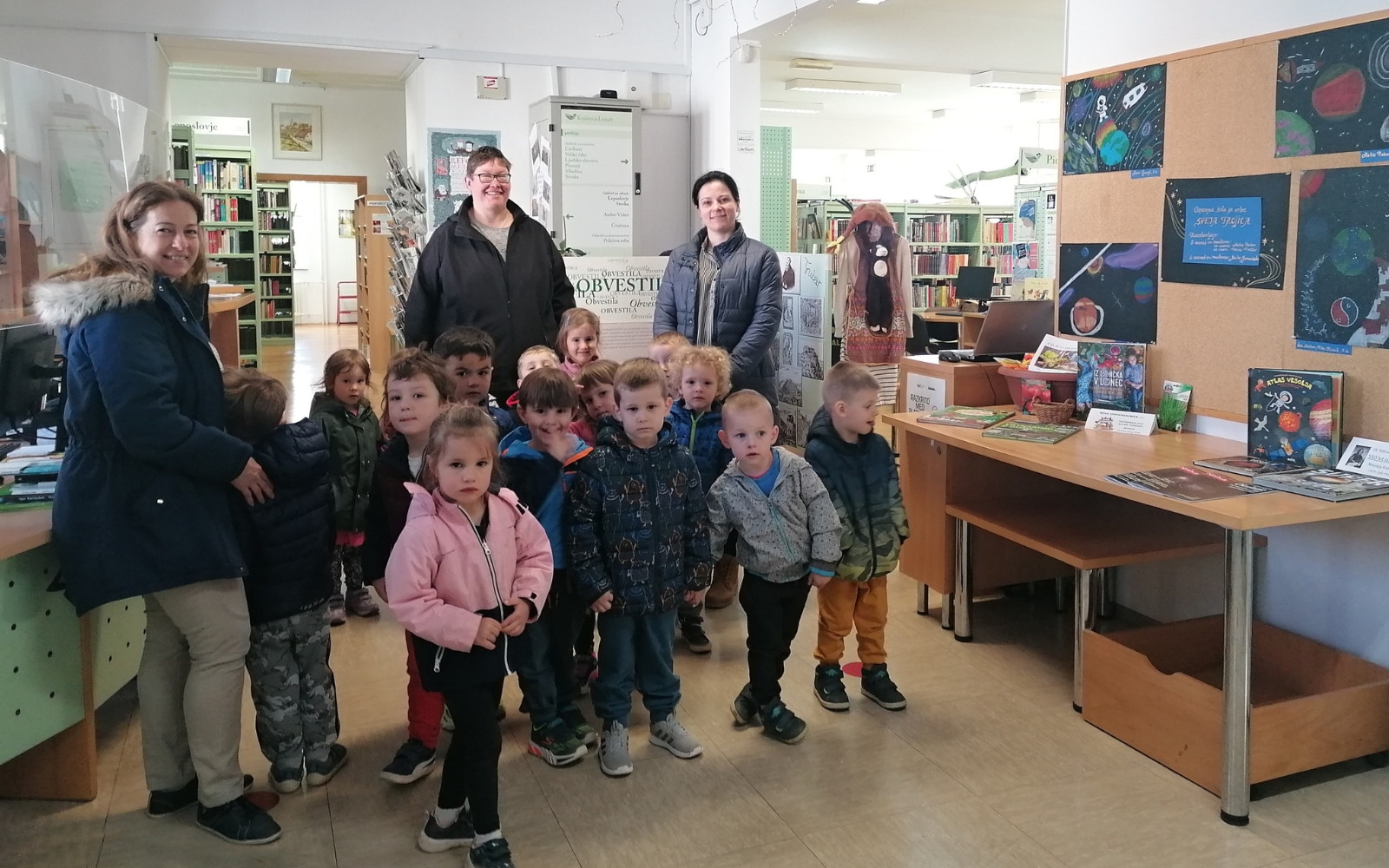 Najmlajši radi obiščejo knjižnico (rumena igralnica Vrtca Lenart). Foto: Aleksandra Papež