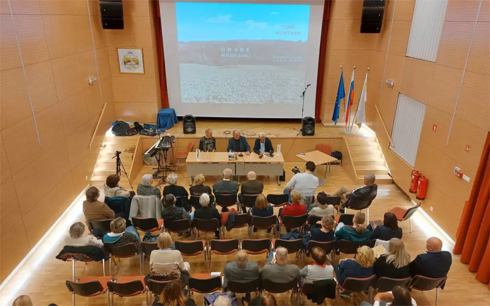 Fotografija z literarnega večera v Pesnici.