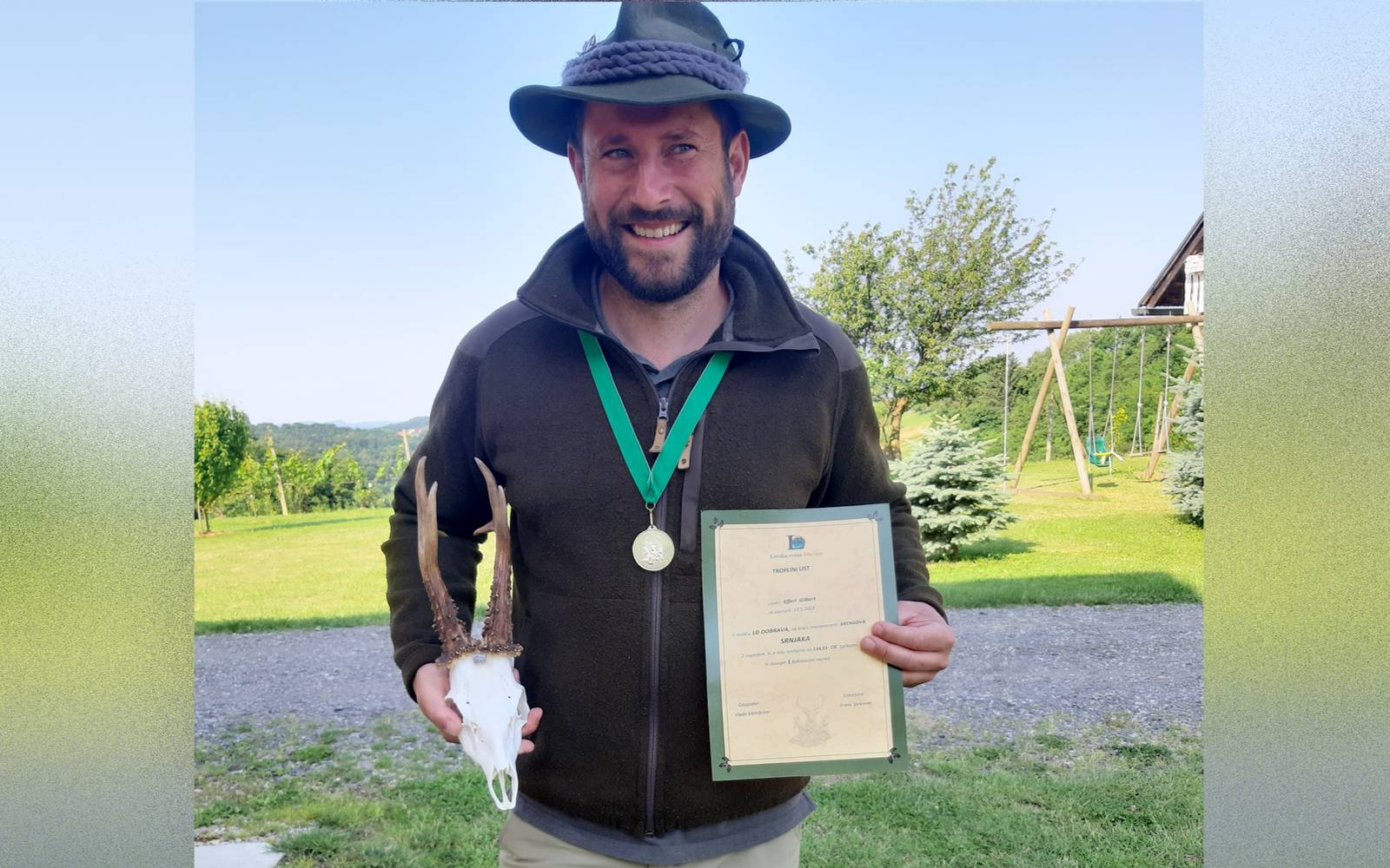 Gilbert Eferl z zlato medaljo za srnjakovo trofejo iz Dobrave. Foto: Marjan Toš.