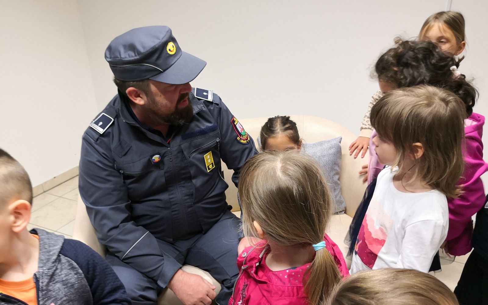 Otroke je v Knjižnici Lenart obiskal gasilec Smiljan Marin. Foto: Rosana Lorbek.
