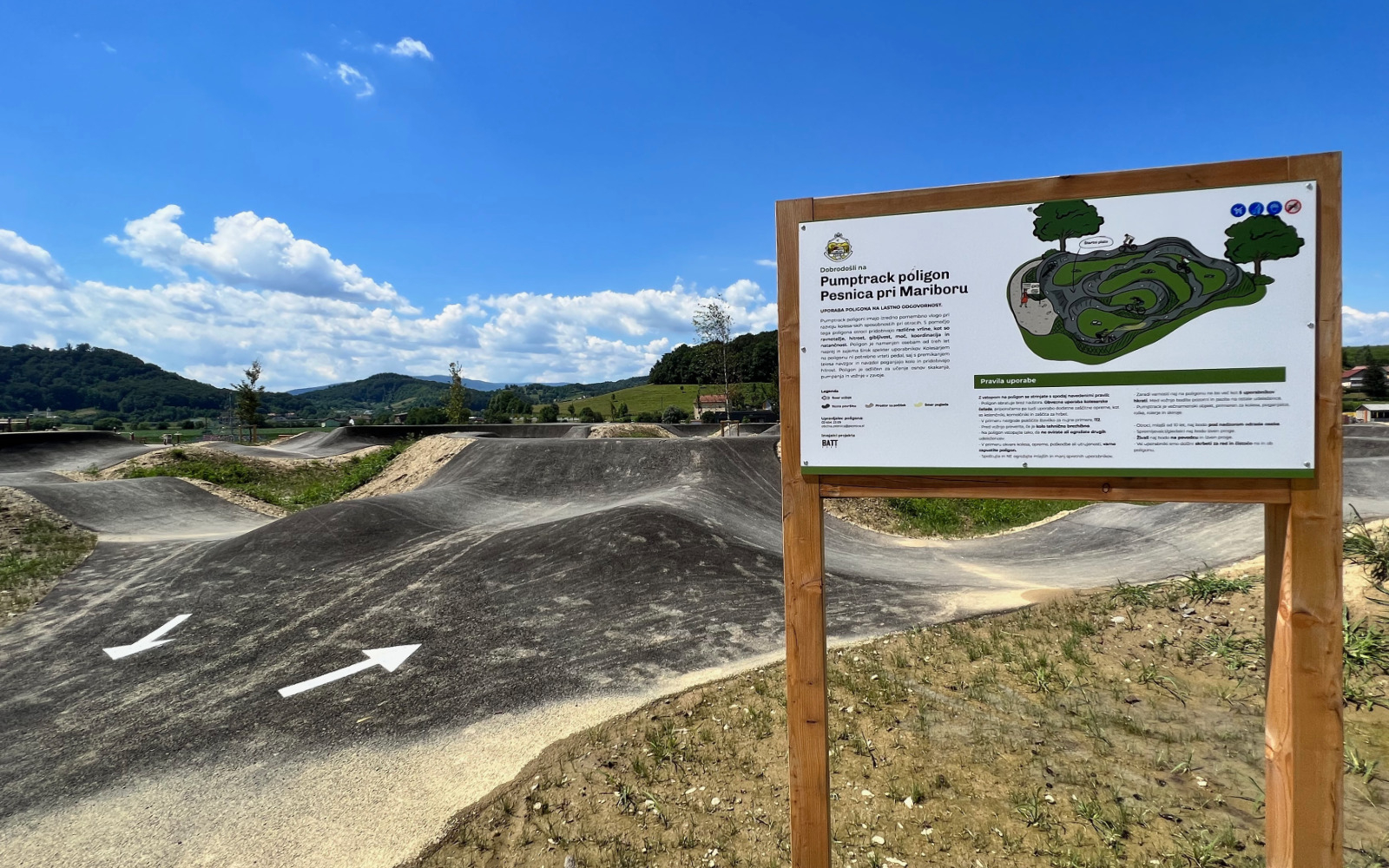Pump-track steza ima 750 m2 asfaltiranih voznih površin in je največji tovrstni poligon v Sloveniji.