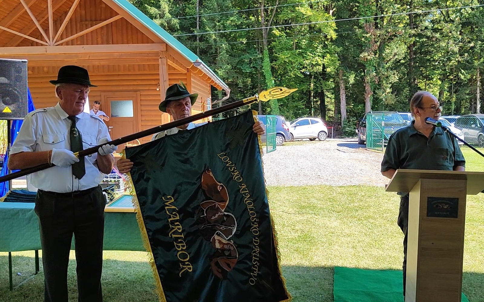 Novi prapor v rokah praporščaka Milana Peharja. Foto: Marjan Toš