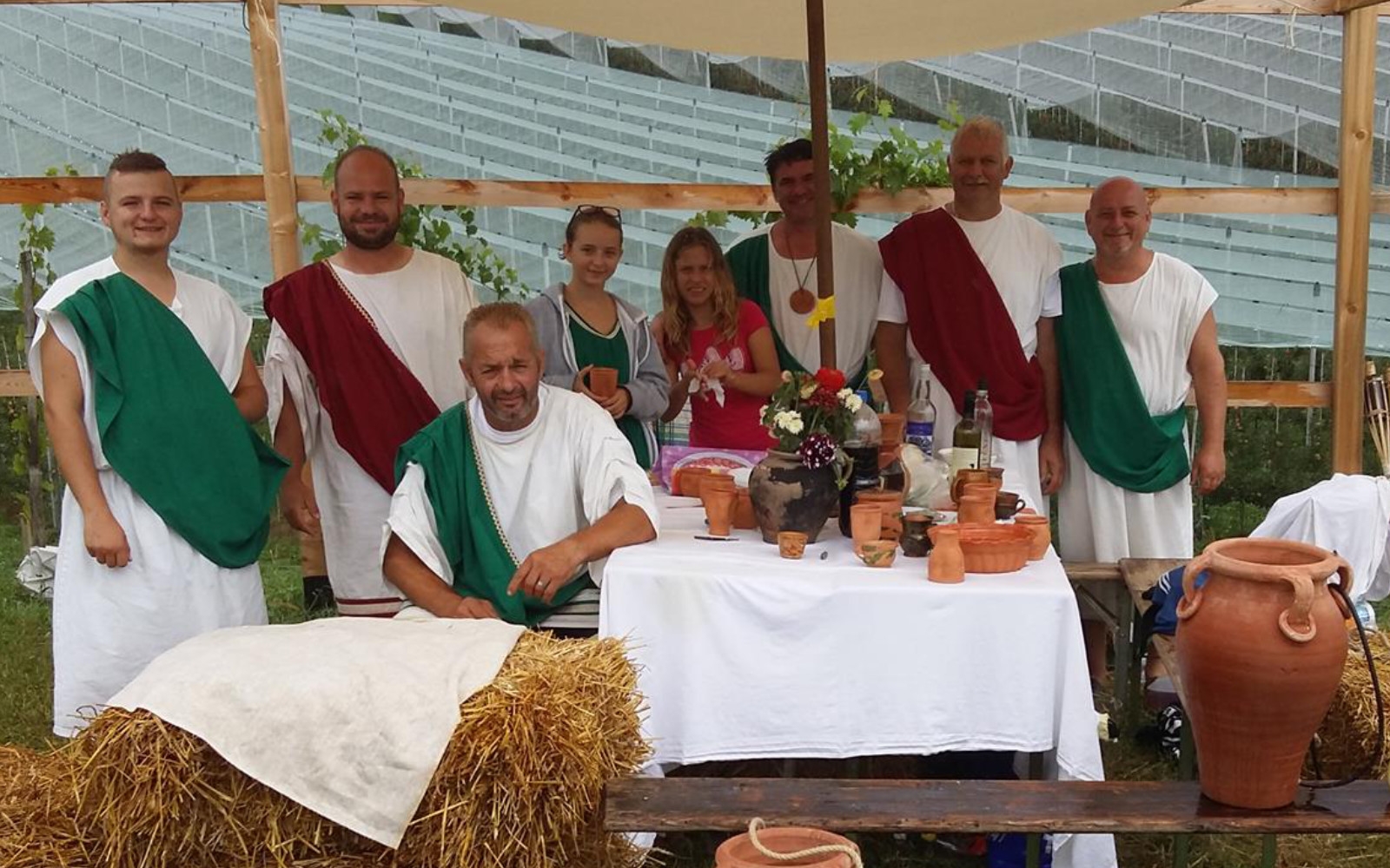 Mirko Kozar (sedeč spredaj) je bil pobudnik in ustanovitelj DMNR Peščeni vrh, ki se je kasneje preimenovalo v Društvo Krdebač Rimljan. Foto: arhiv društva