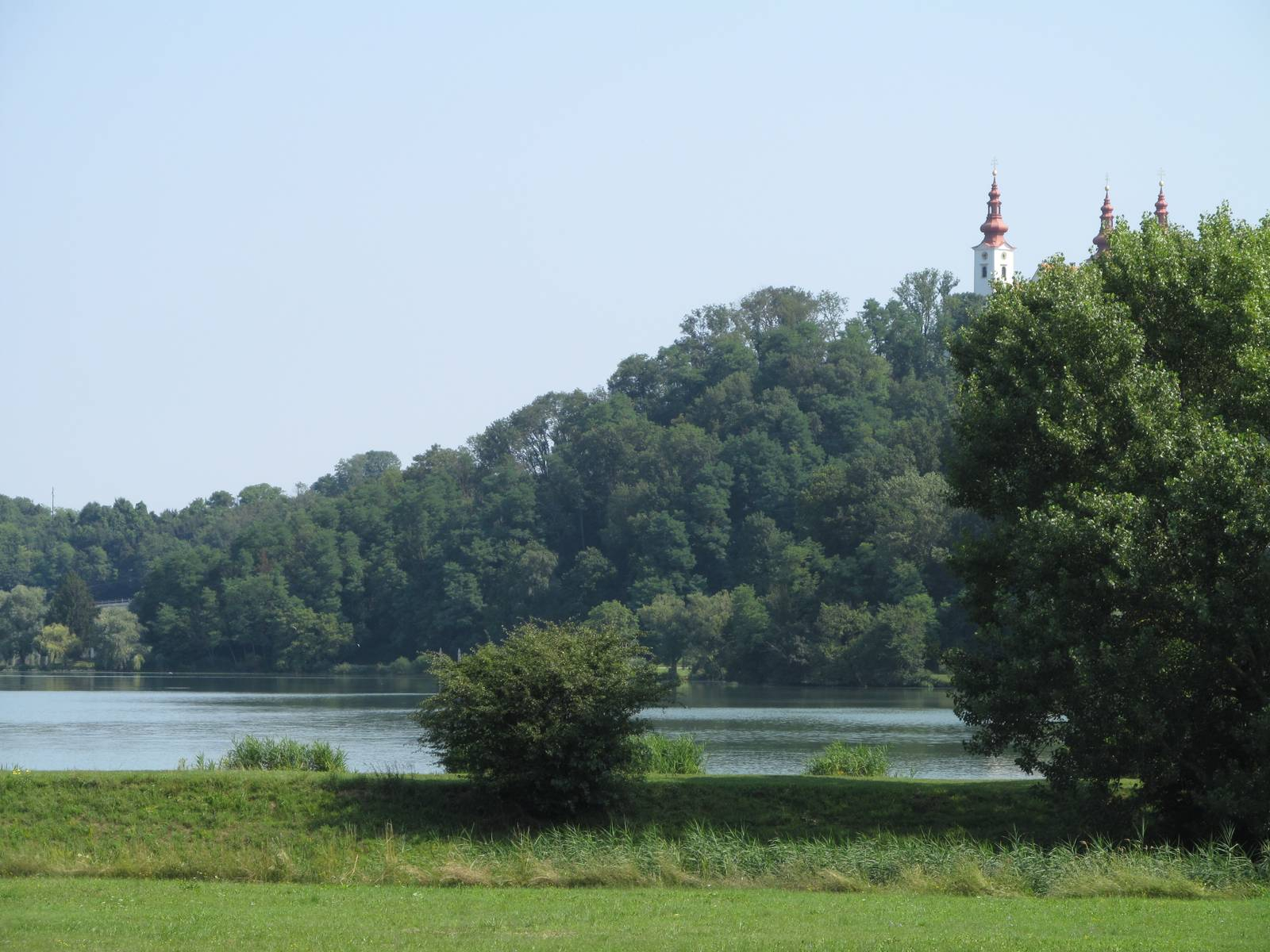 Trojiško jezero / včasih se govori celo o slovenskogoriškem Bledu/ se prebuja iz sna in postaja del nastajajočega turističnega produkta ... Foto: Marjan Toš.