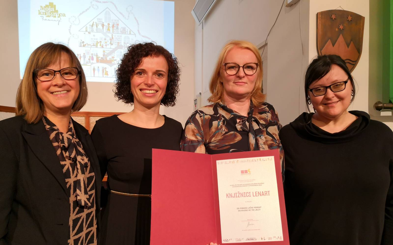Del kolektiva Knjižnice Lenart na podelitvi nagrad Združenja splošnih knjižnic. Foto: Rosana Lorbek.