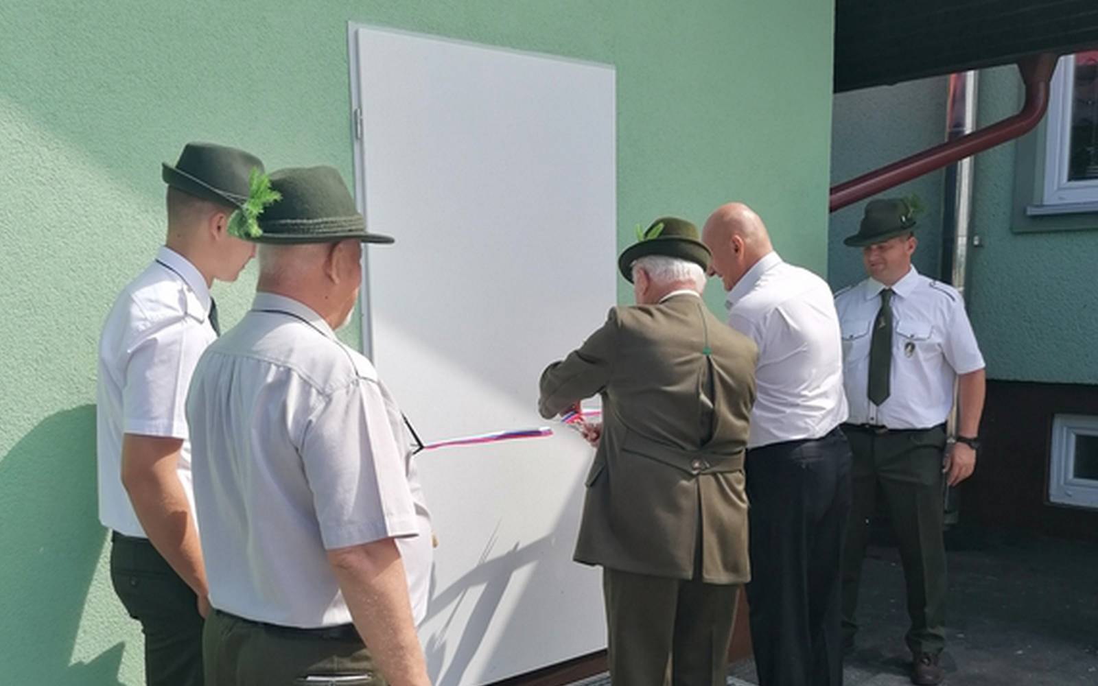 V LD Starše so imeli dan odprtih vrat z lovsko razstavo in odprtjem zbiralnice. Foto: Marjan Toš.