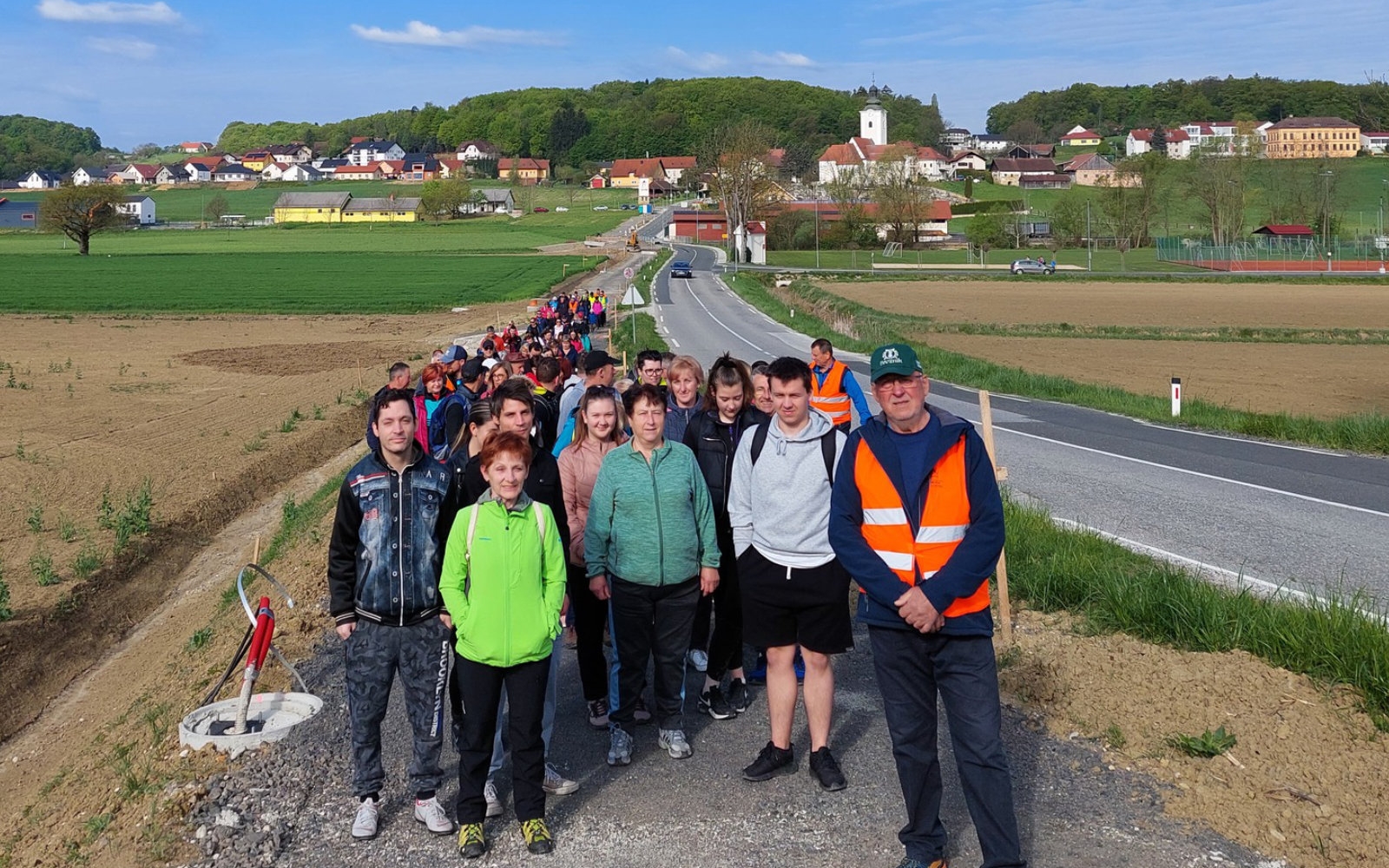 Pohodniki so se lahko že sprehodili po kolesarski trasi, ki bo vsak čas končana. Foto: Miroslav Breznik