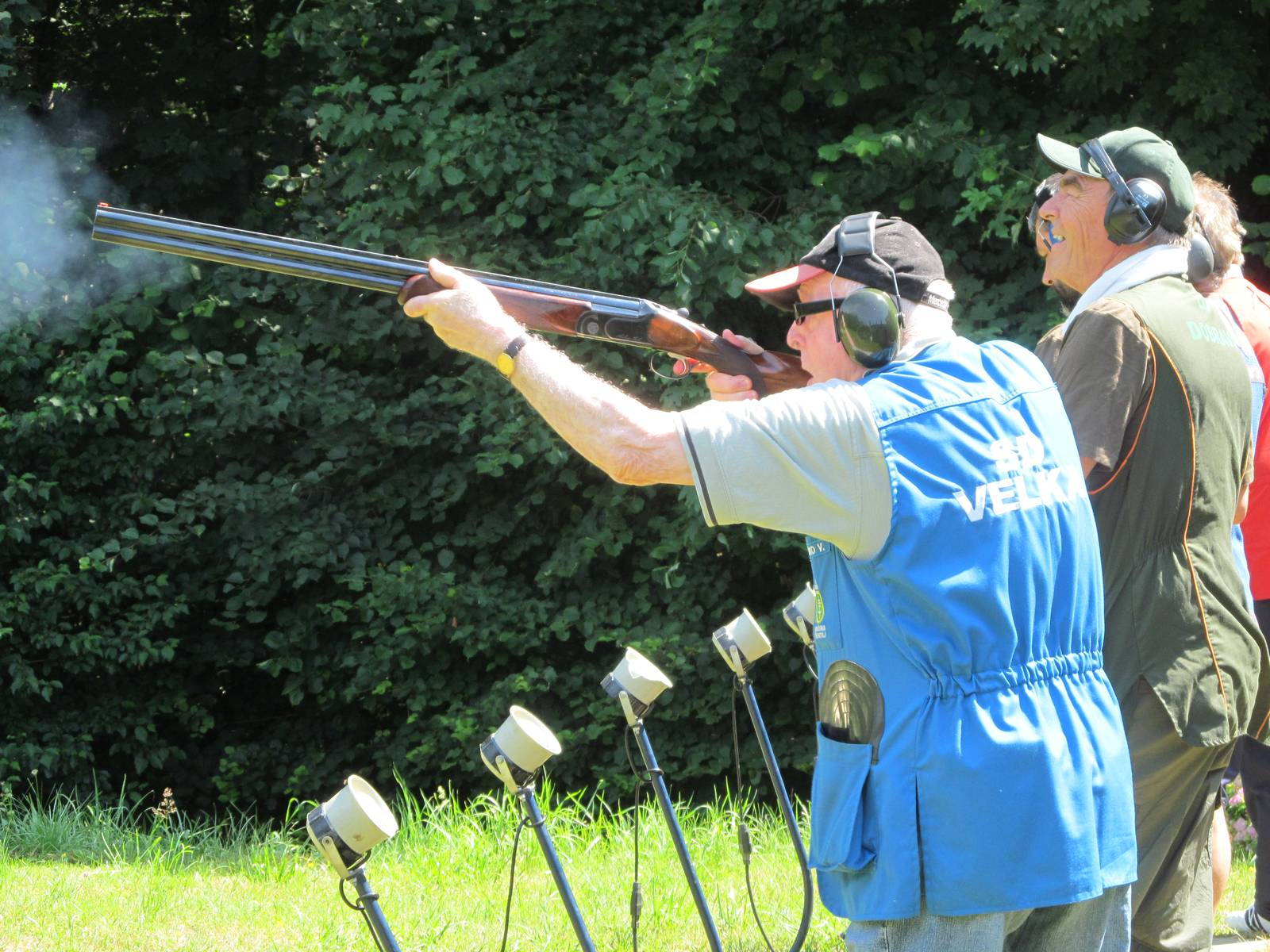V Dobravi je z mladimi strelci meril moči tudi 85-letni Valter Flaško. Foto: Marjan Toš