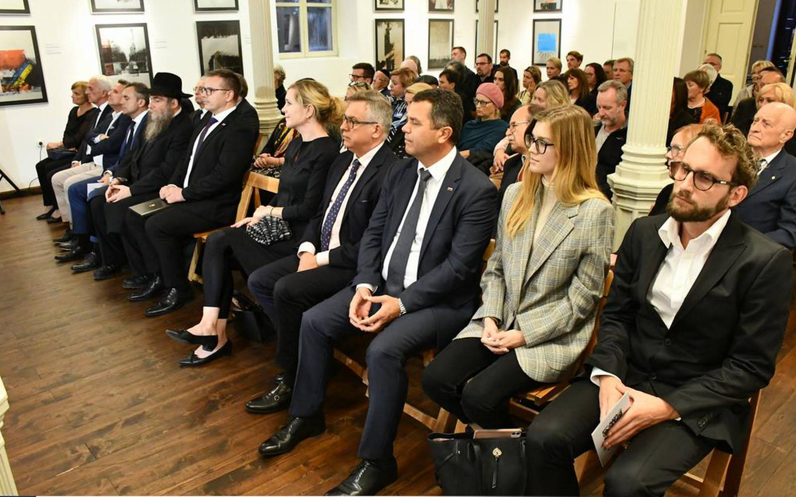 Praznovanje novega leta v lendavski sinagogi je bilo nadvse slovesno, a radostno in v pričakovanju dobrih časov. Foto: arhiv Judovskega združenja Slovenije.