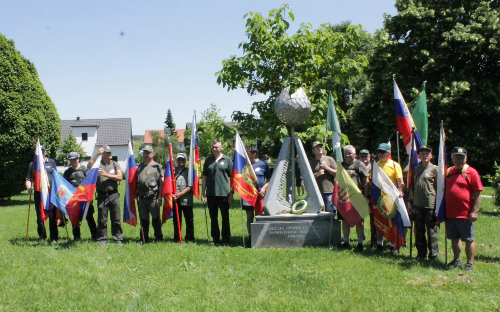 Poklon veteranov vojne za Slovenijo pri pomniku braniteljem domovine 1991 v lenarškem mestnem parku. Foto: Marjan Toš
