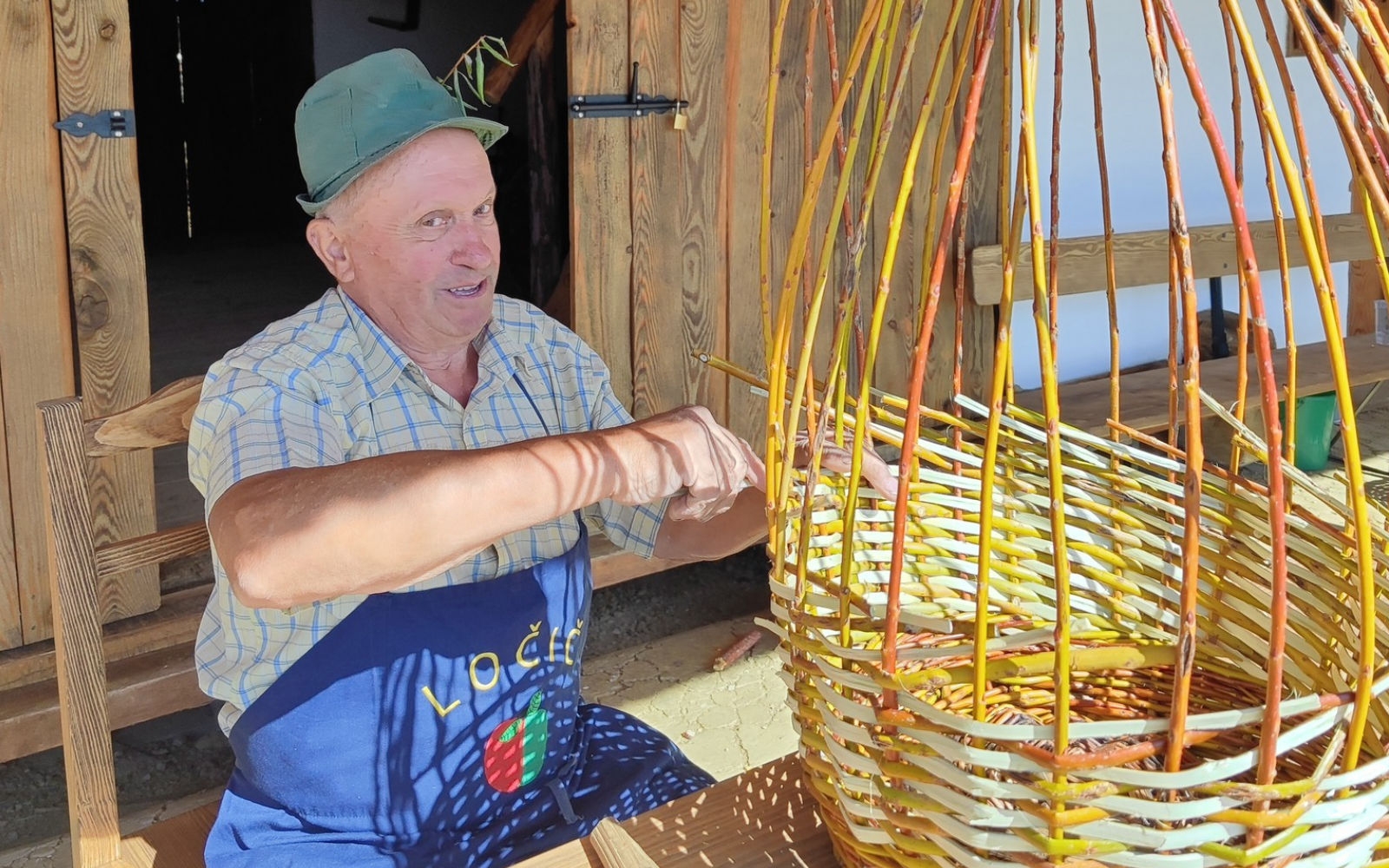 Martin Krajnc obvlada pletenje korpov. Foto: Meta Majnik Krajnc