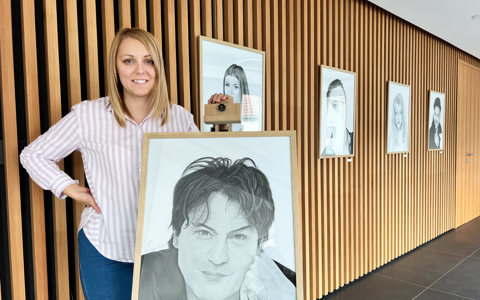 Valerija Kuhar prihajajoči vikend pripravlja prvo samostojno likovno razstavo Portreti znanih v Kulturnem domu pri Sveti Trojici. Foto: Nina Zorman