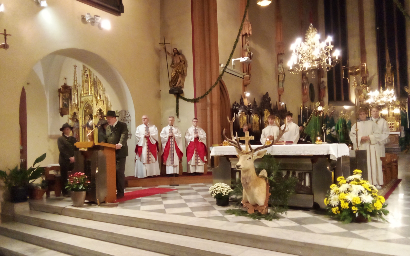 Udeležence Hubertove maše je nagovoril predsednik LZ Maribor Marjan Gselman. Foto: Marjan Toš