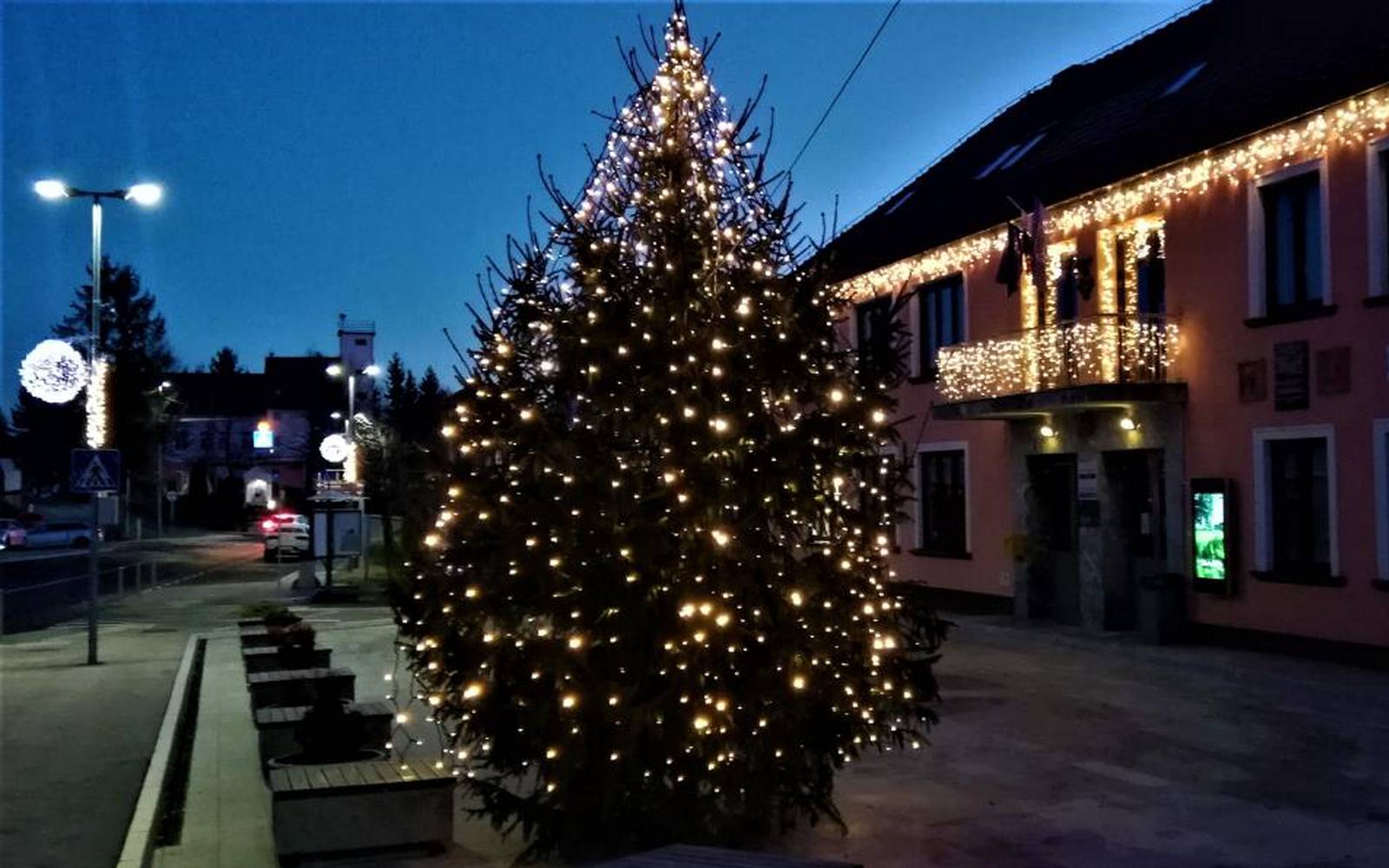Večerni praznični utrinek z središča Cerkvenjaka. Foto: arhiv Občine Cerkvenjak.