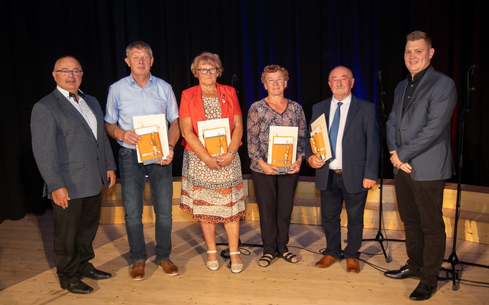 Z leve: župan Občine Lenart mag. Janez Kramberger, Zvonko Pulko, Ivica Šilec, Elizabeta Sever, Venčeslav Zrim in predsednik KS Voličina Mitja Grajfoner. Foto: Foto Askari