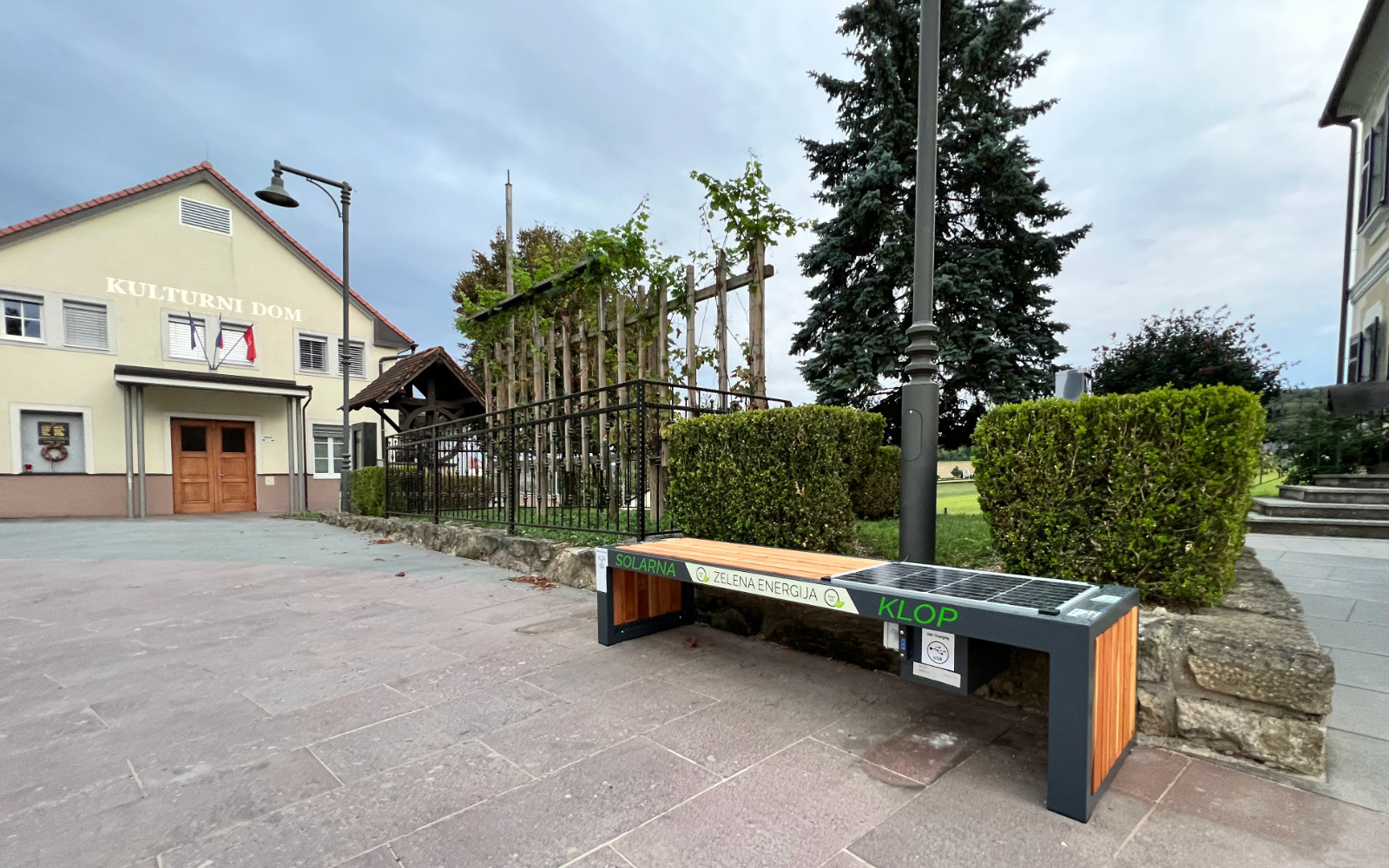 Pametna solarna klop se nahaja poleg kulturnega doma v Jurovskem Dolu. Foto: Nina Zorman