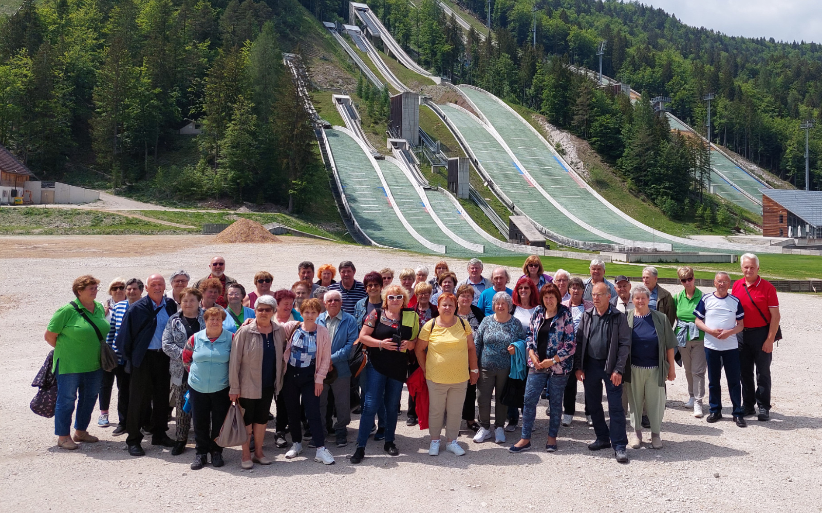 V dolini pod Poncami so si ogledali Nordijski center Planica. Foto: arhiv društva