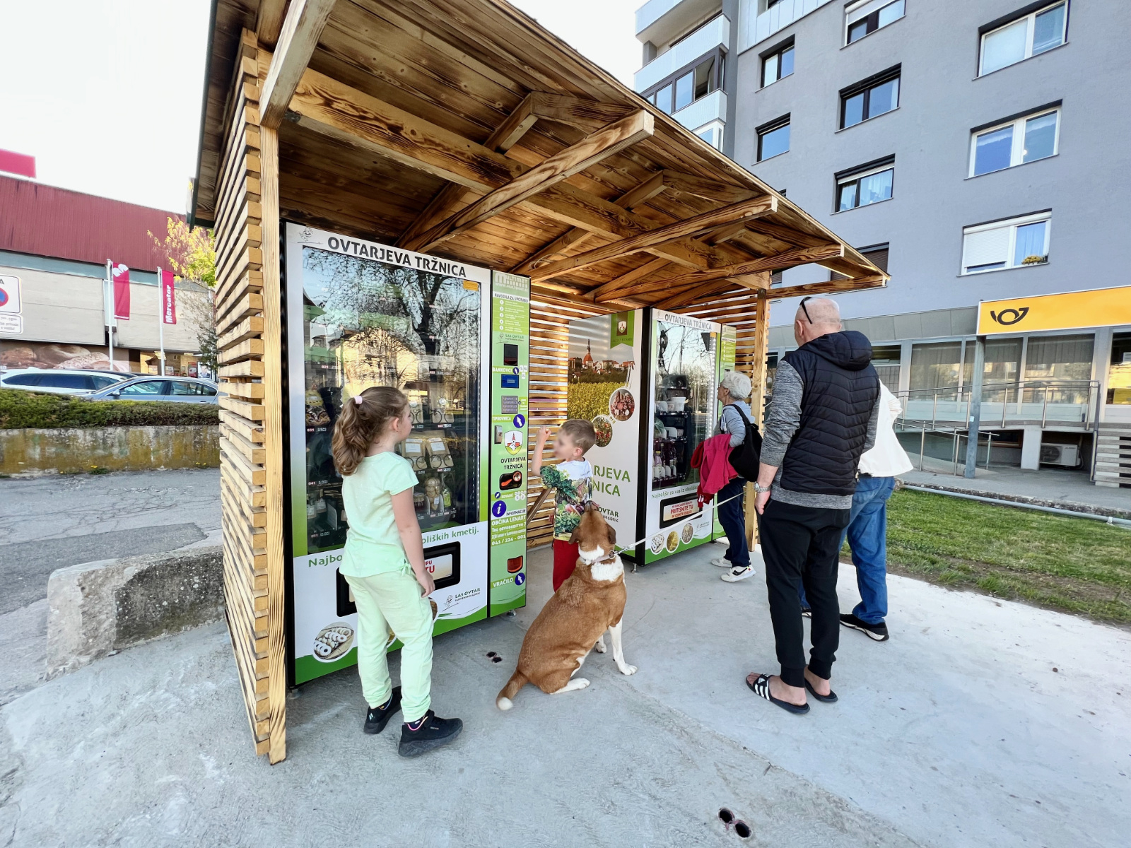 Nova multimata pred lenarško pošto pritegujeta pozornost mimoidočih. Foto: Nina Zorman