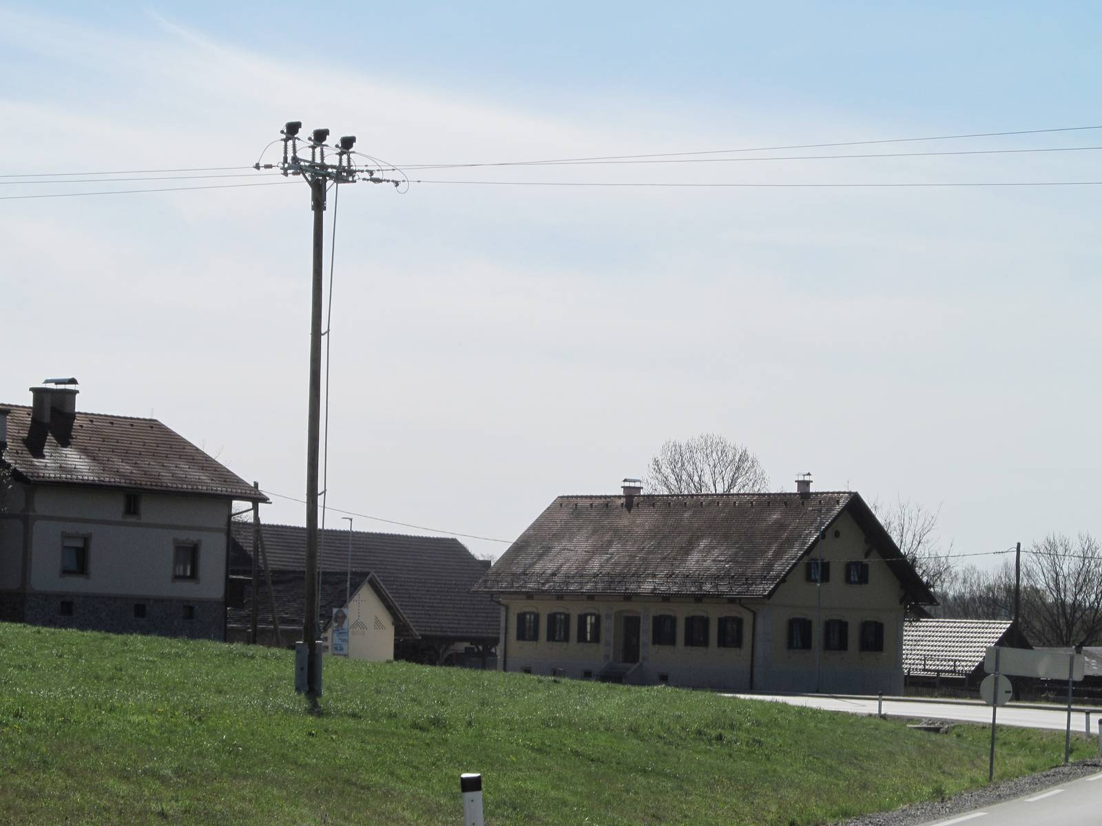Sp. Senarska ohranja lep videz podeželske vasi z uspešnimi kmetijami. Foto: Marjan Toš.