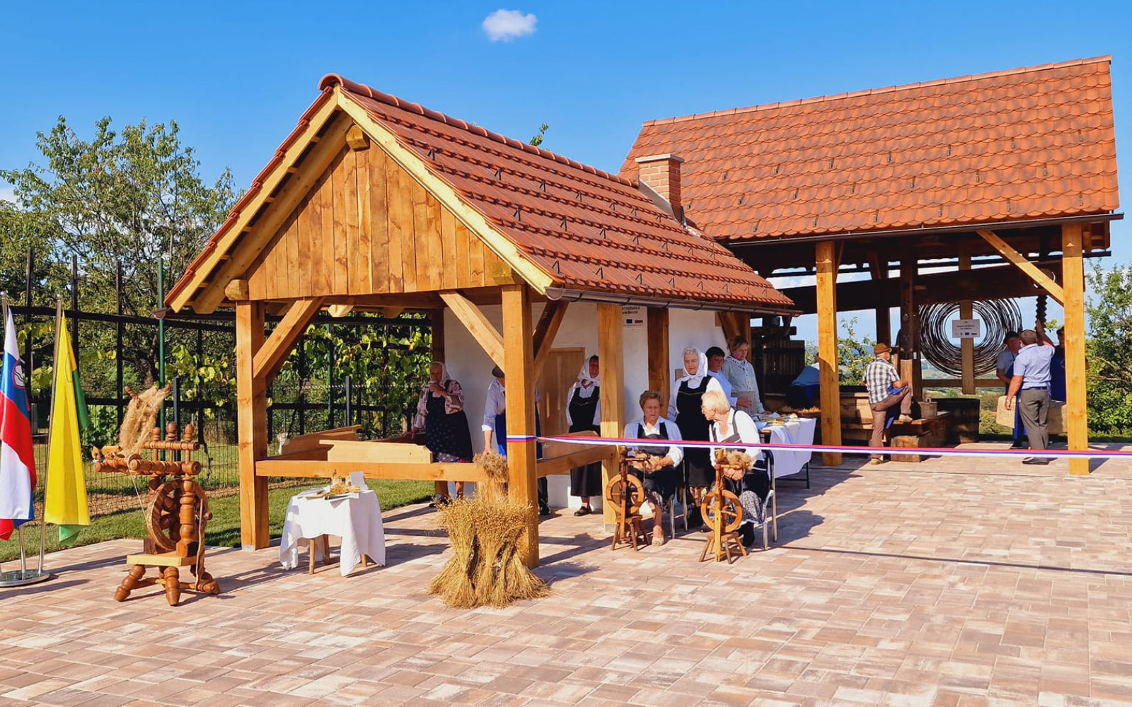 Člani TD Destrnik so ob otvoritvi prikazali delo v lanišnici. Foto: arhiv Občine Destrnik