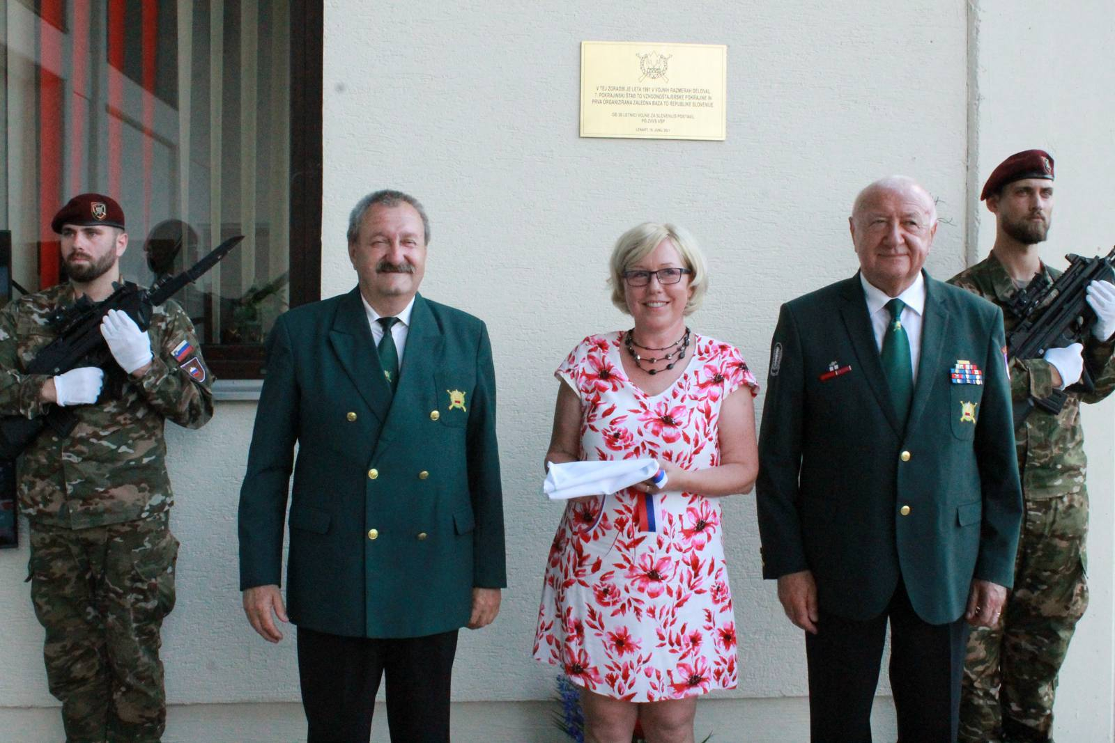 Miran Fišer in Ladislav Lipič po otvoritvi spominske plošče na zgradbi nekdanjega Agrokombinata Lenart.Foto:  Dušan Komar