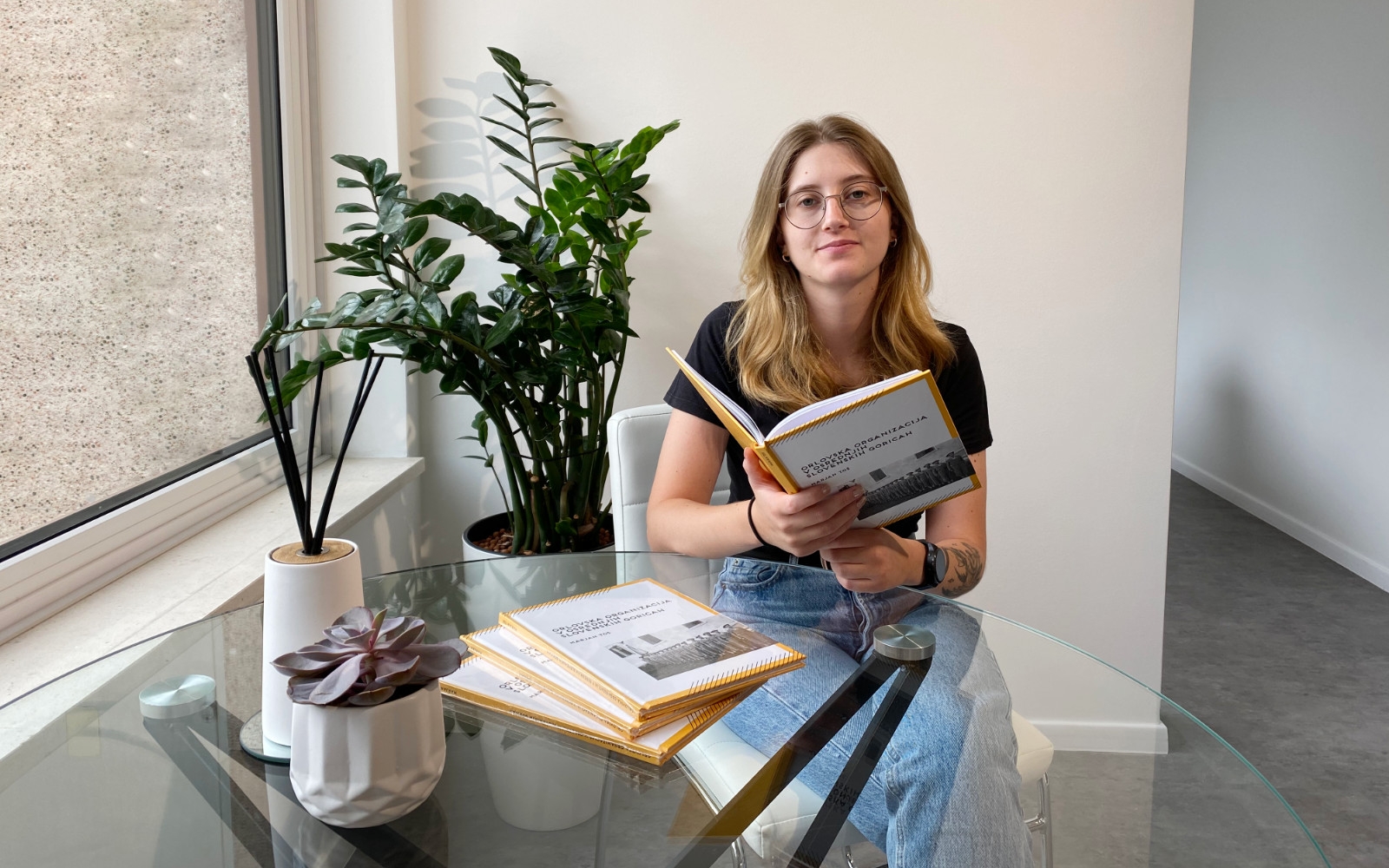 Avtorica naslovnice Katarina Šuster z novoizdano knjigo v roki.