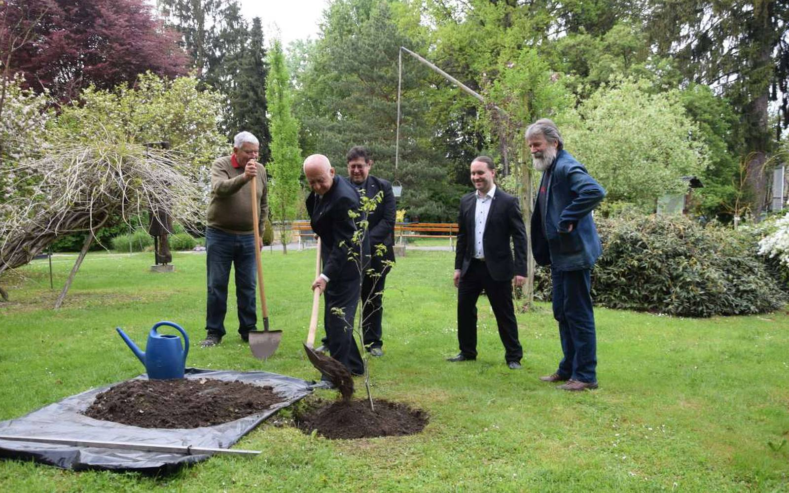 Posaditev Kajuhovega hrasta v Vrtu spominov in tovarištva. Arhiv Ustanove.