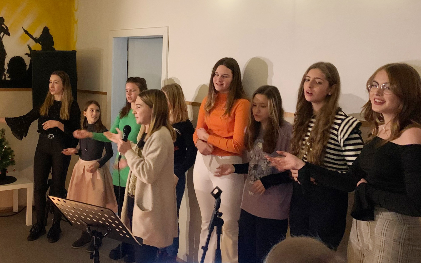 Mlade pevke med oddelčnim nastopom. Foto: arhiv Muzikluba