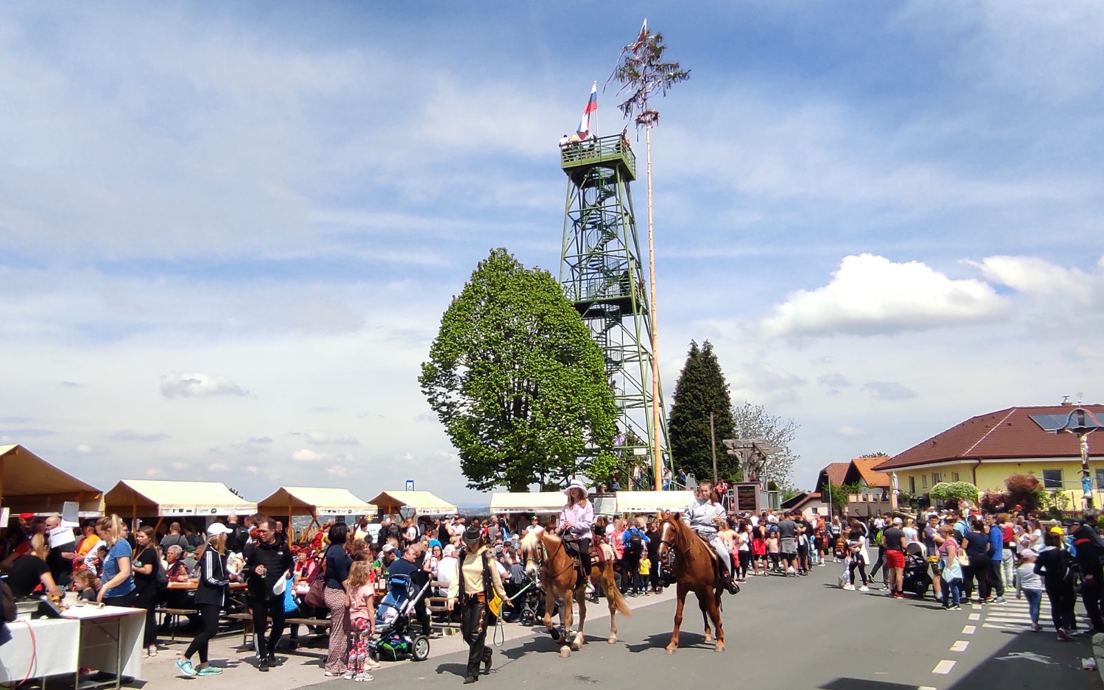 Odlična obiskanost prvomajskega pohoda v Zavrhu. Foto: Mojca Simonič