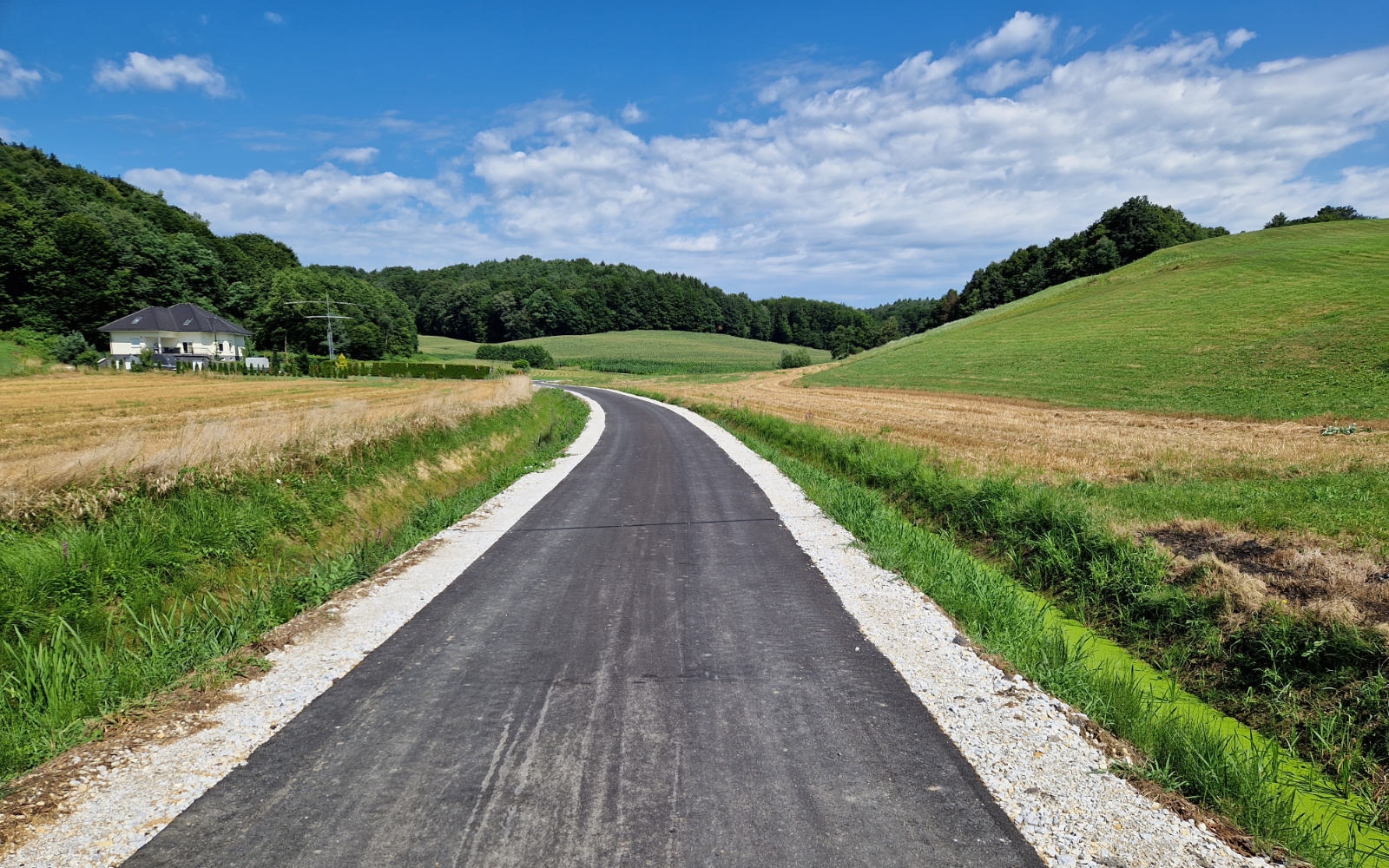 Cestišče na novem odseku ceste Brengova–Vodule–Vanetina, ki bo povečal prometno varnost na tej relaciji, je široko 3,5 metra, ob njem pa so bankine in globoka mulda za odvodnjavanje. Foto: Vito Kraner