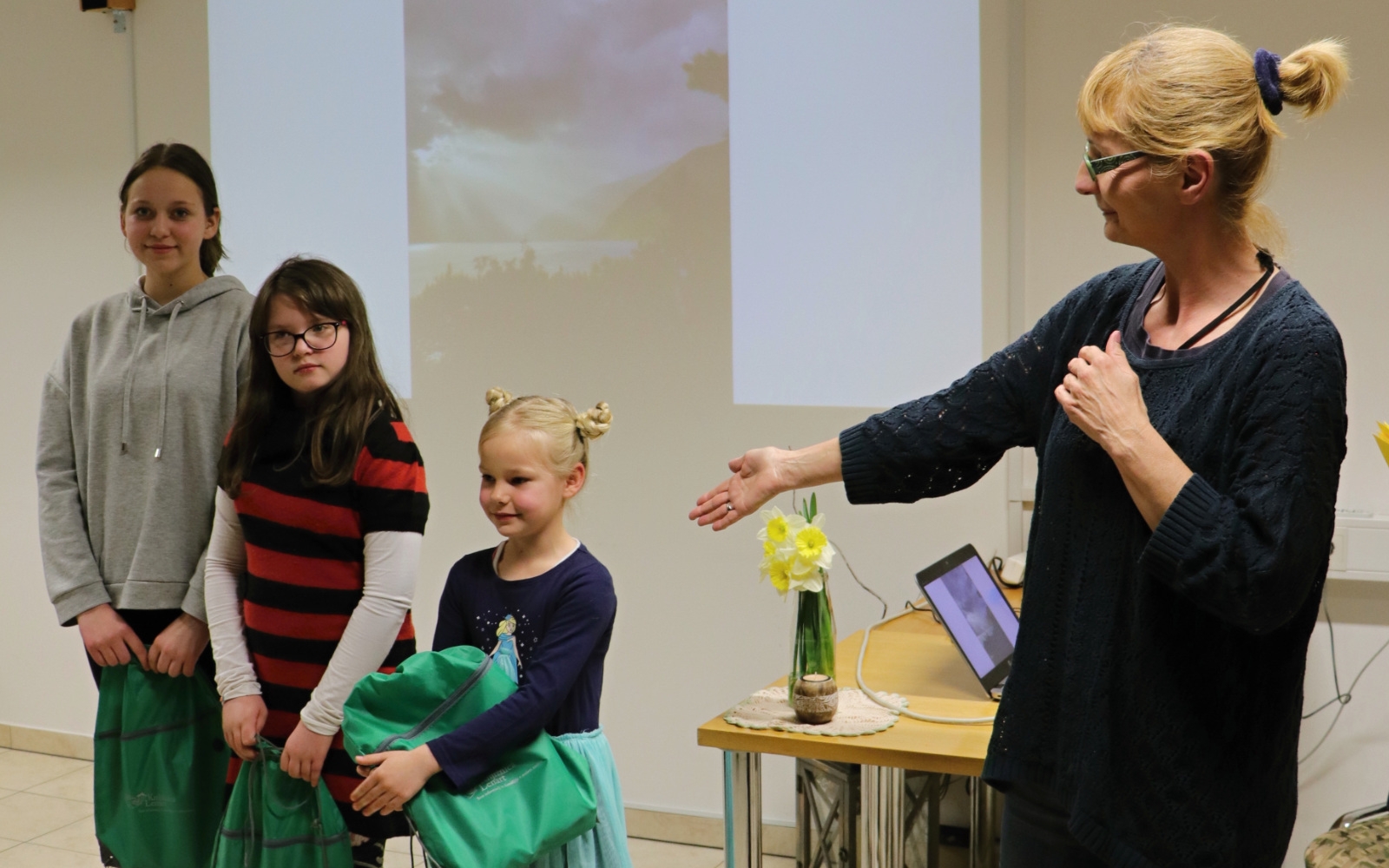 Janja Vidmar v družbi najboljših na natečaju – Tara Štumberger, Florentina Živko in Tisa Bedič (od desne proti levi). Foto: Rosana Lorbek
