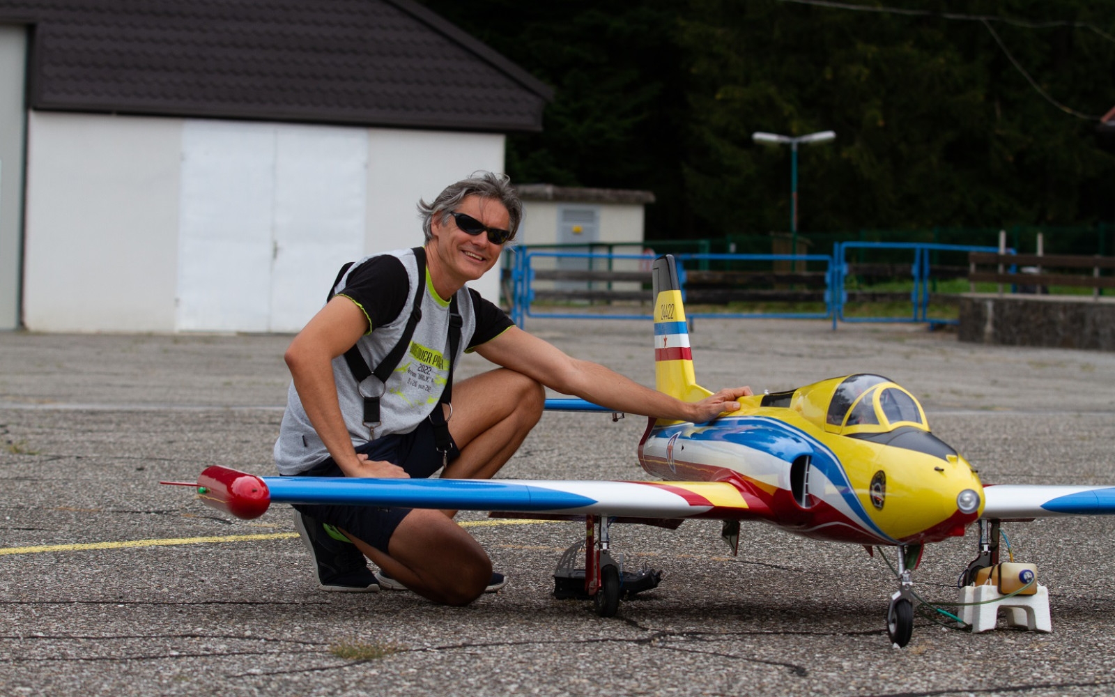 Utrinek iz največjega modelarskega tekmovanja v Sloveniji – na fotografiji je Aleš Gašparič s svojim modelom letala Jastreb, s katerim je osvojil prvo mesto v kategoriji najatraktivnejših poletov. Foto: Aeroklub Sršen