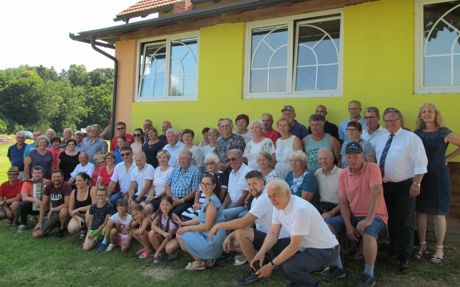 Franc Rojko z gosti pred domom SD Osek. Foto: Marjan Toš