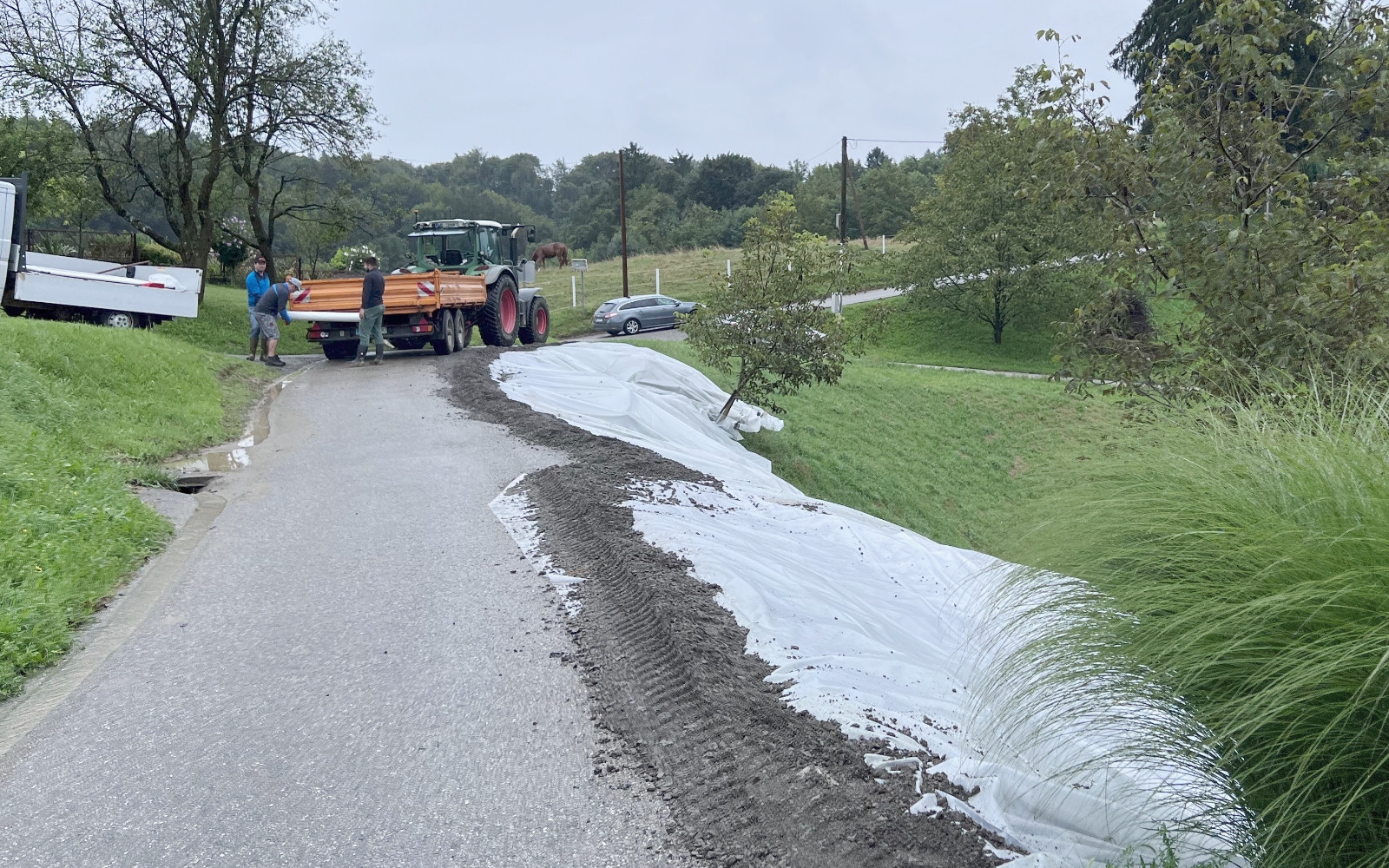 Obilno deževje v Slovenskih goricah še naprej predstavlja izziv za lokalne oblasti, ki se trudijo zmanjšati vpliv poplav in plazov na prebivalce ter infrastrukturo.