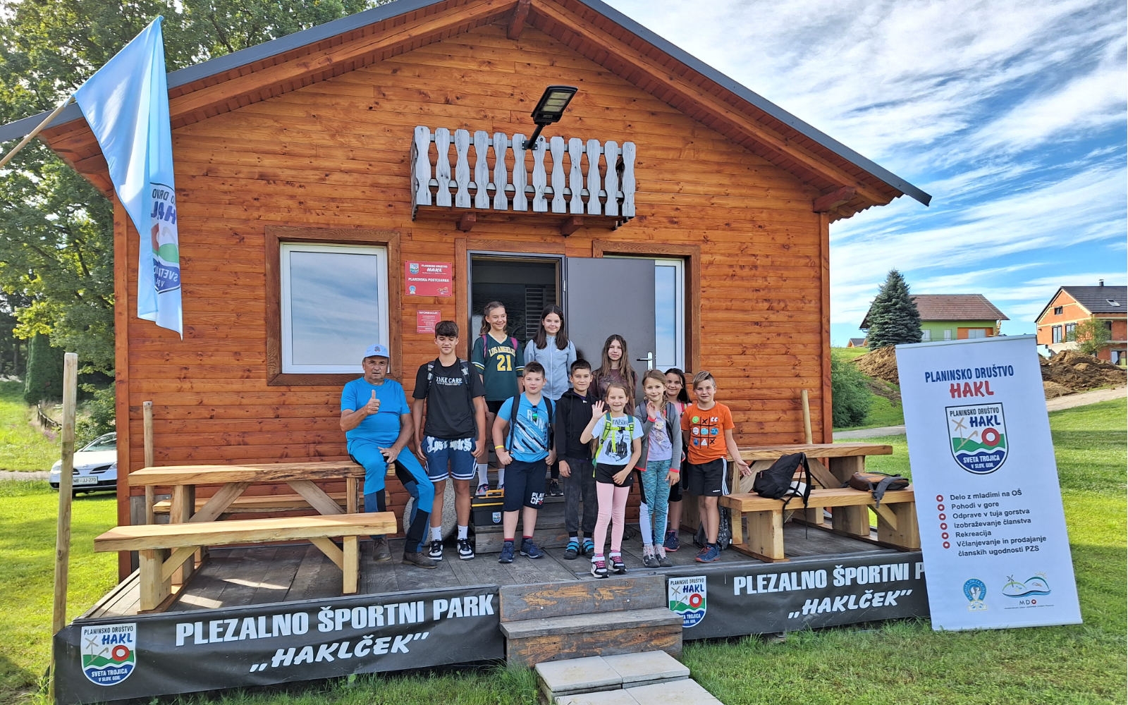 Najmlajši (bodoči) planinci pred planinsko hišico ob Trojiškem jezeru.