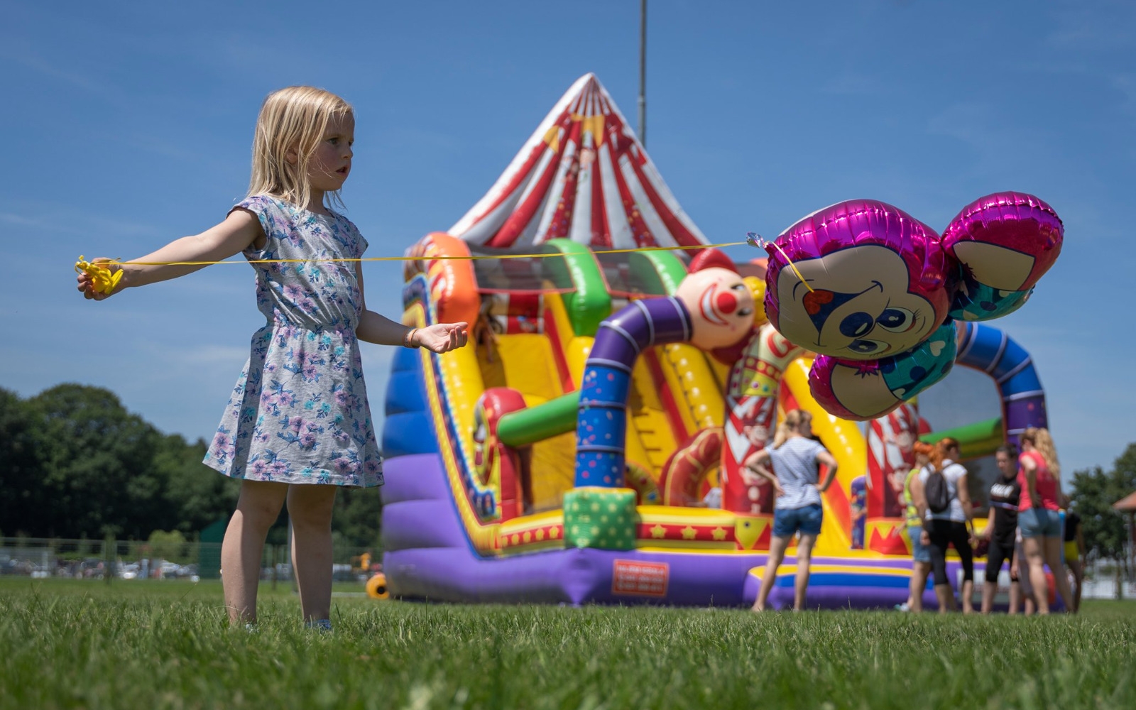 Utrinki iz preteklih Veveričkinih festivalov - letošnji bo že četrti.Foto: arhiv Napihljiva igrala Veverička