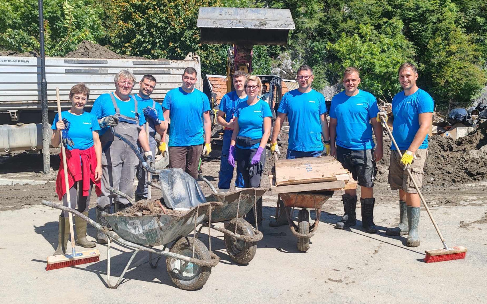 Osemnajst pridnih rok iz Vitomarc je priskočilo na pomoč domačinov iz Črne na Koroškem. Foto: arhiv društva