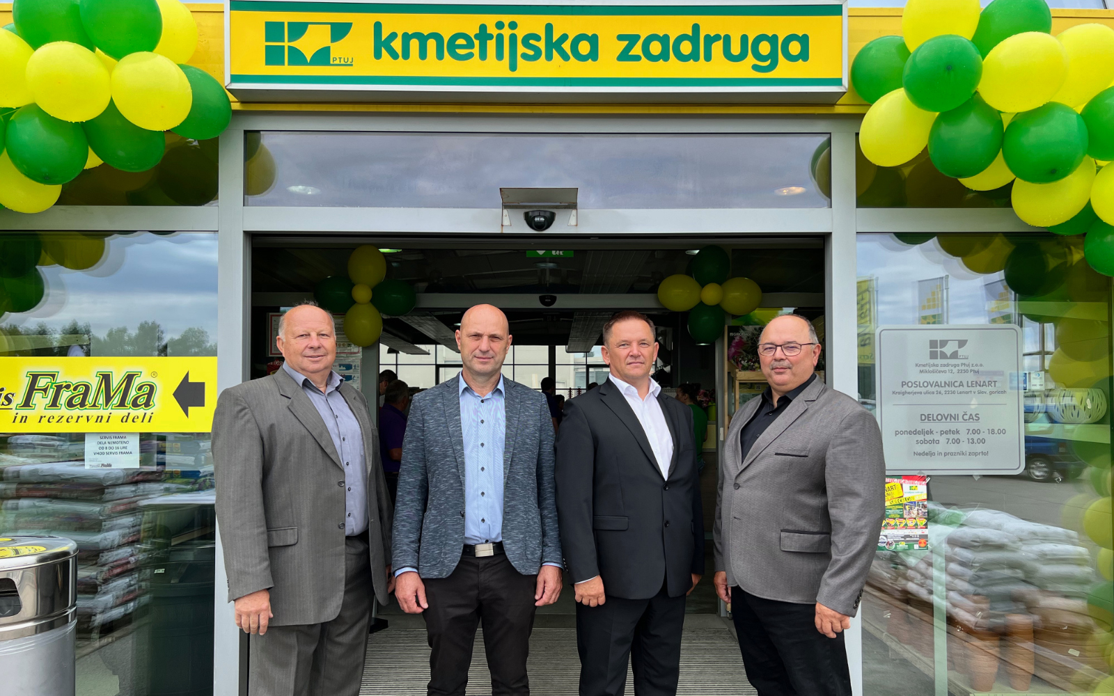 Otvoritve v Lenartu so se udeležili (z desne proti levi): mag. Janez Kramberger, župan Občine Lenart, mag. Branko Valenko, direktor KZ Ptuj, Marjan Kramberger, predsednik upravnega odbora KZ Ptuj in predsednik nadzornega odbora Ivan Svržnjak.