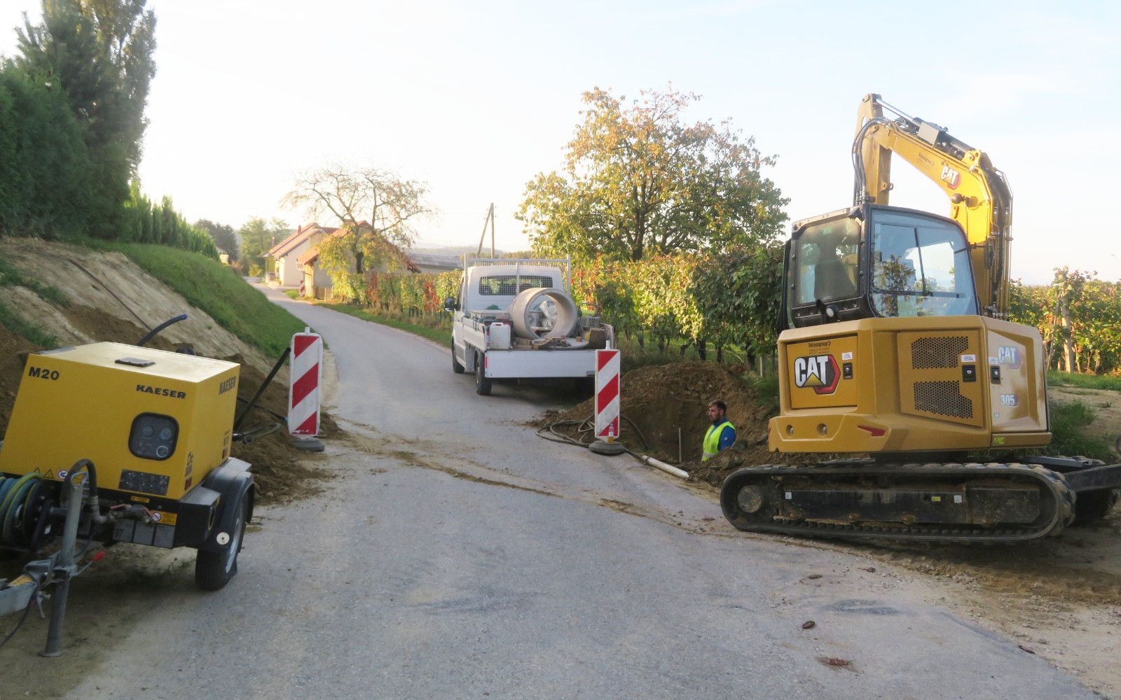 Ob gradnji optičnega omrežja in pri polaganju električnih kablov pod zemljo morajo večkrat cesto »prebiti« pod asfaltom s tako imenovanimi »raketami«. Foto: Tomaž Kšela
