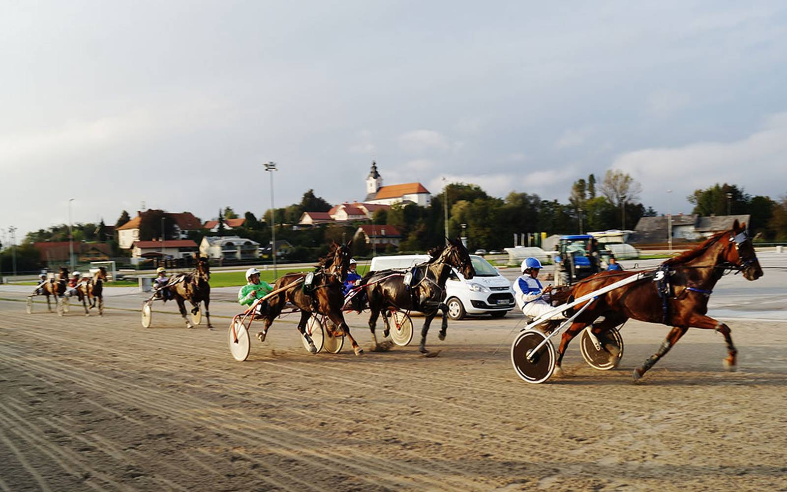 Zadnje Letošnje kasaške dirke so bile na hipodromu v Komendi. Foto: arhiv KK Komenda.