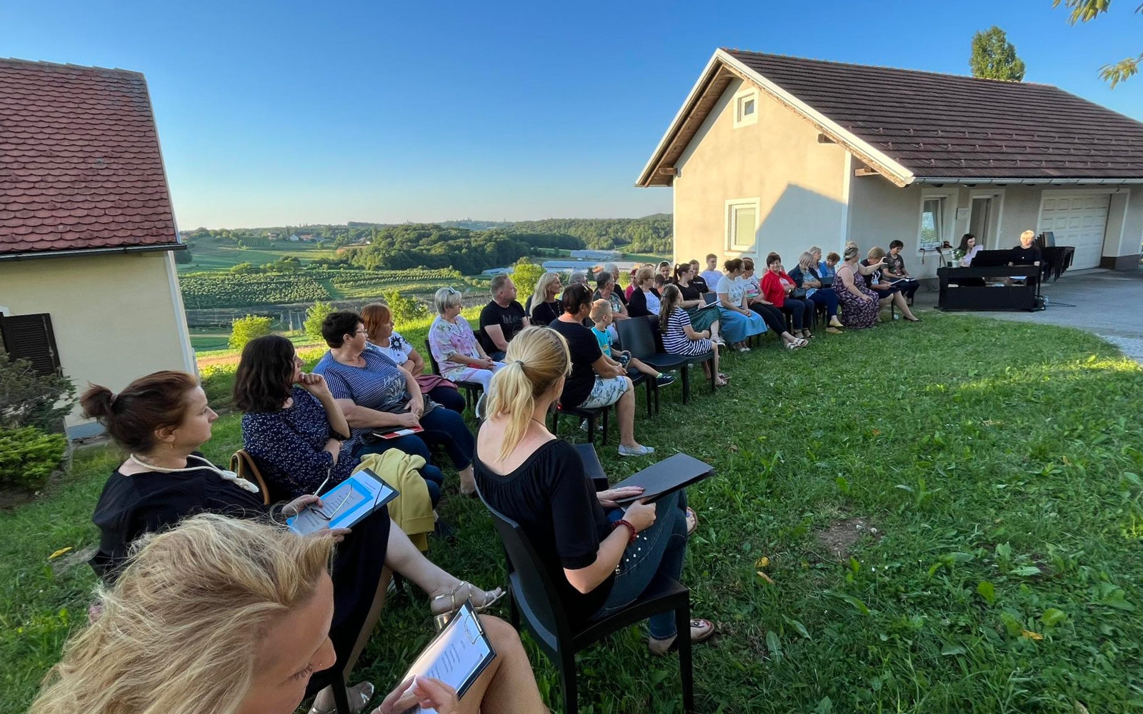 Prisluhnili so poeziji Karla Vurcerja. Foto: arhiv KUD Vitomarci