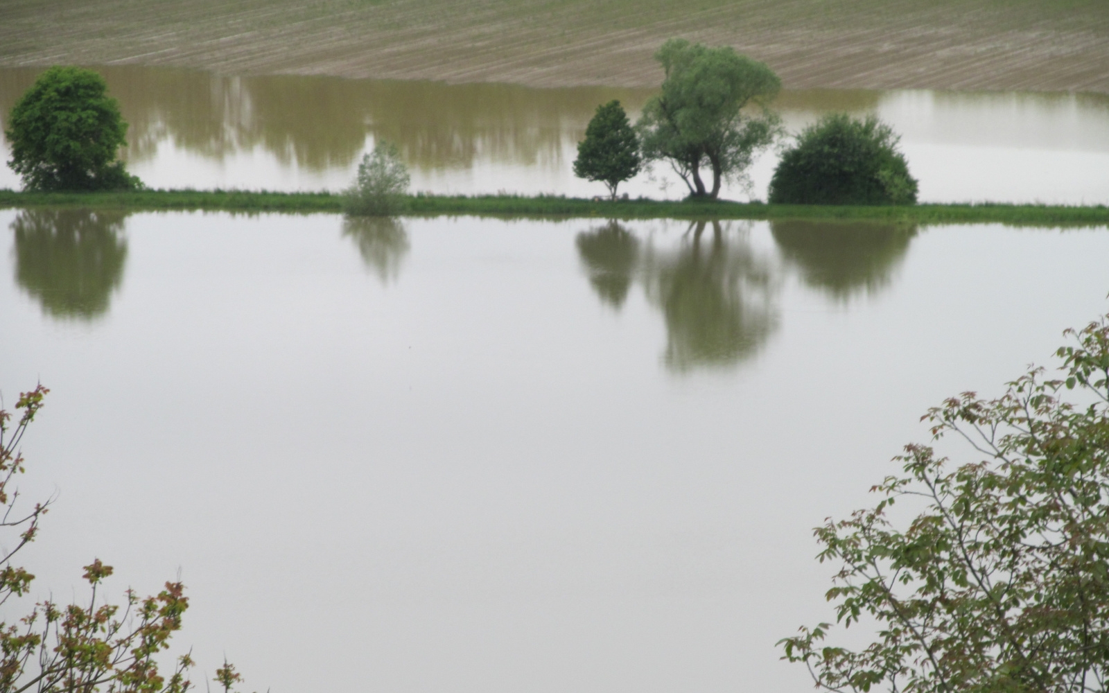 Pogled na Trojiško jezero iz Kmetečevega brega v Sv. Trojici. Foto: Marjan Toš