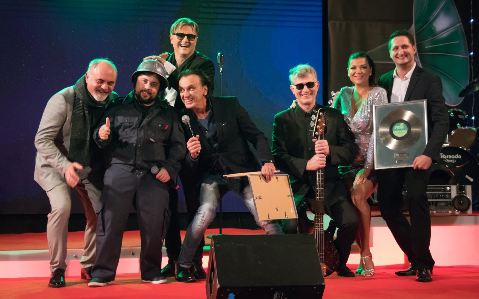 Gasilec Sašo in Jasna Kuljaj tudi letos v Lenartu, na fotografiji s skupino Rendez-Vous in Denisom Poštrakom. Foto: arhiv Moč glasbe nas združuje