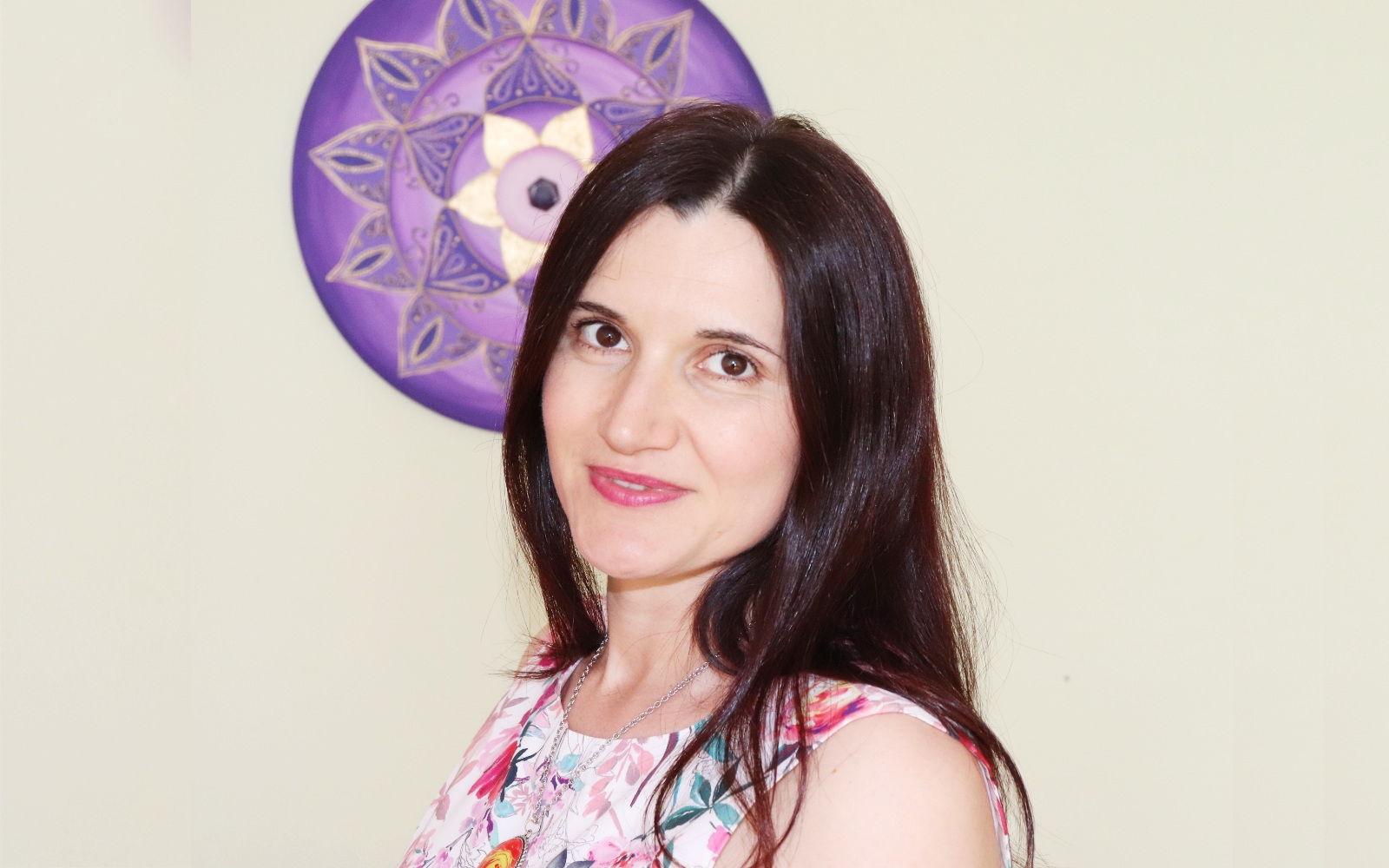 Klavdija Dajčman ob eni izmed svojih mandal. Foto: osebni arhiv