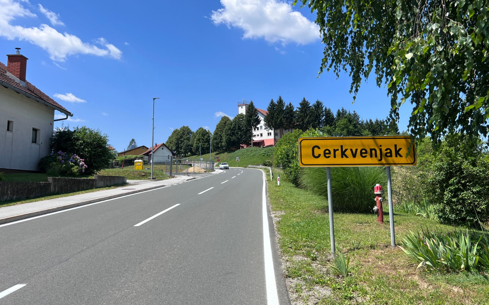 Občina načrtuje ureditev razgledne ploščadi na stolpu krajevnega gasilskega doma - ta se dviga nad drevesi ob glavni prometni vpadnici v mesto - ki bi ponudila več kot čudovit razgled. Foto: Nina Zorman