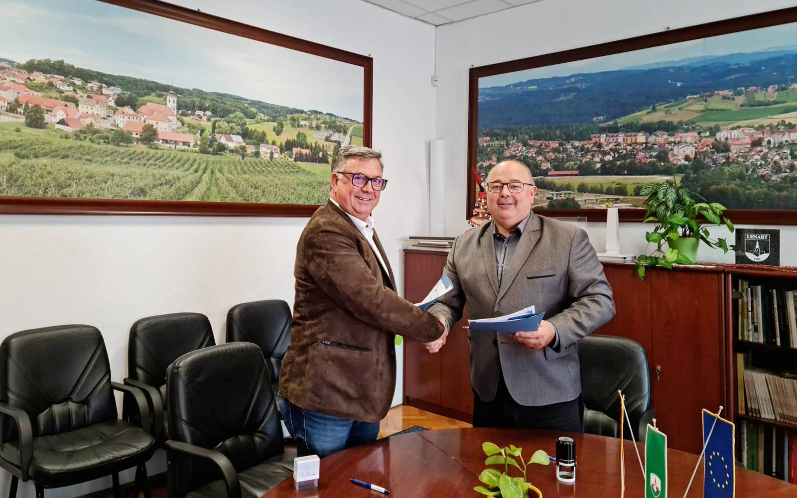 Pogodbo sta podpisala župan Občine Lenart mag. Janez Kramberger in direktor podjetja Gradnje Lenart d.o.o. Marjan Bračko