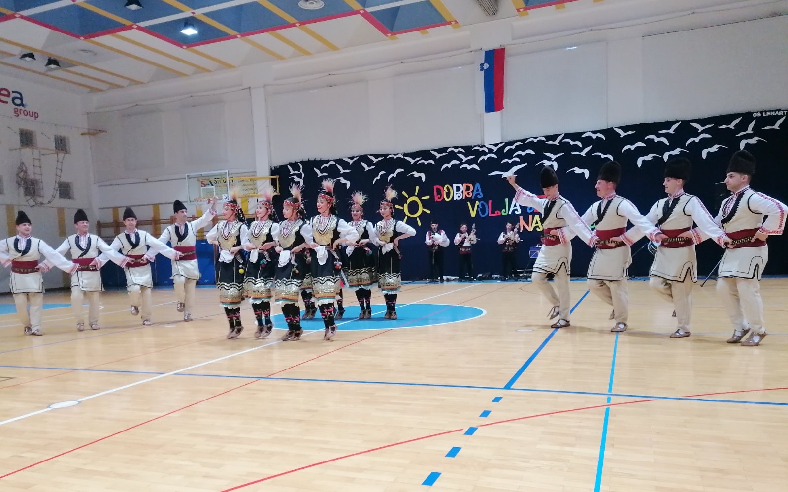 Plesalci so za vsak ples oblekli druge obleke. Foto: A. Papež