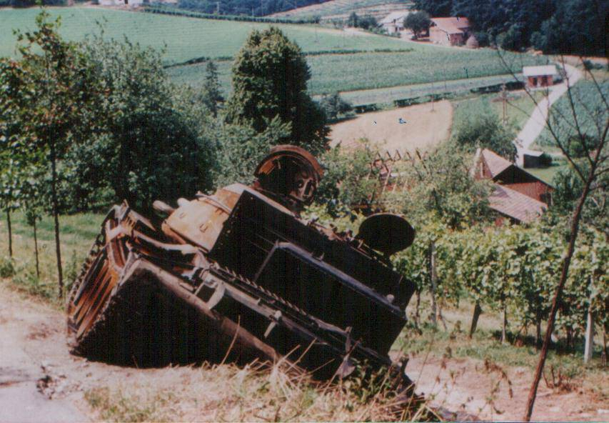 Fotgrafija: Ostanki vojne za Slovenijo so bili vidni tudi med vinogradi v Slovenskih goricah. Arhiv ZVVS Ormož.